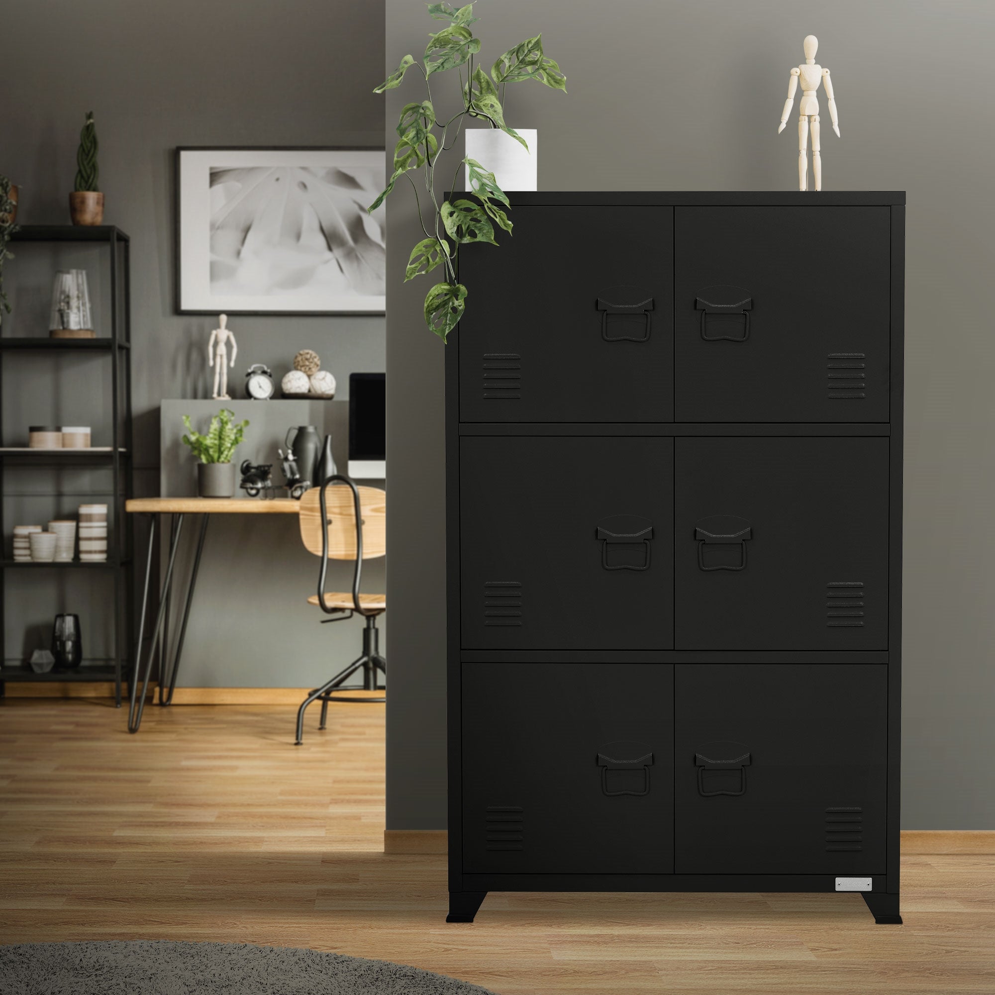 Schwarzer Aktenschrank mit sechs Fächern, im modernen Raum mit Pflanzen.