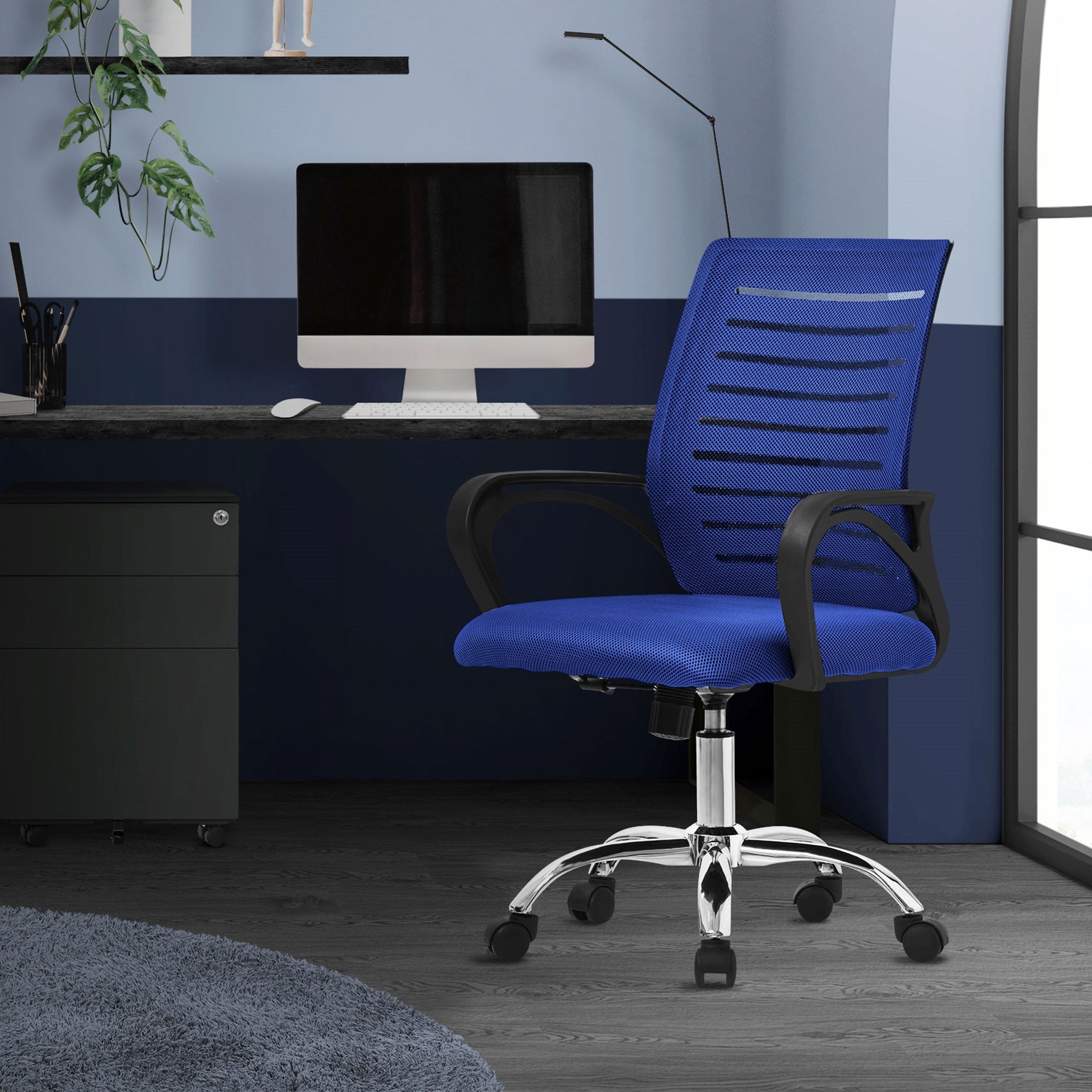 Blauer Bürostuhl vor einem Schreibtisch mit Computer in einem modernen Raum.