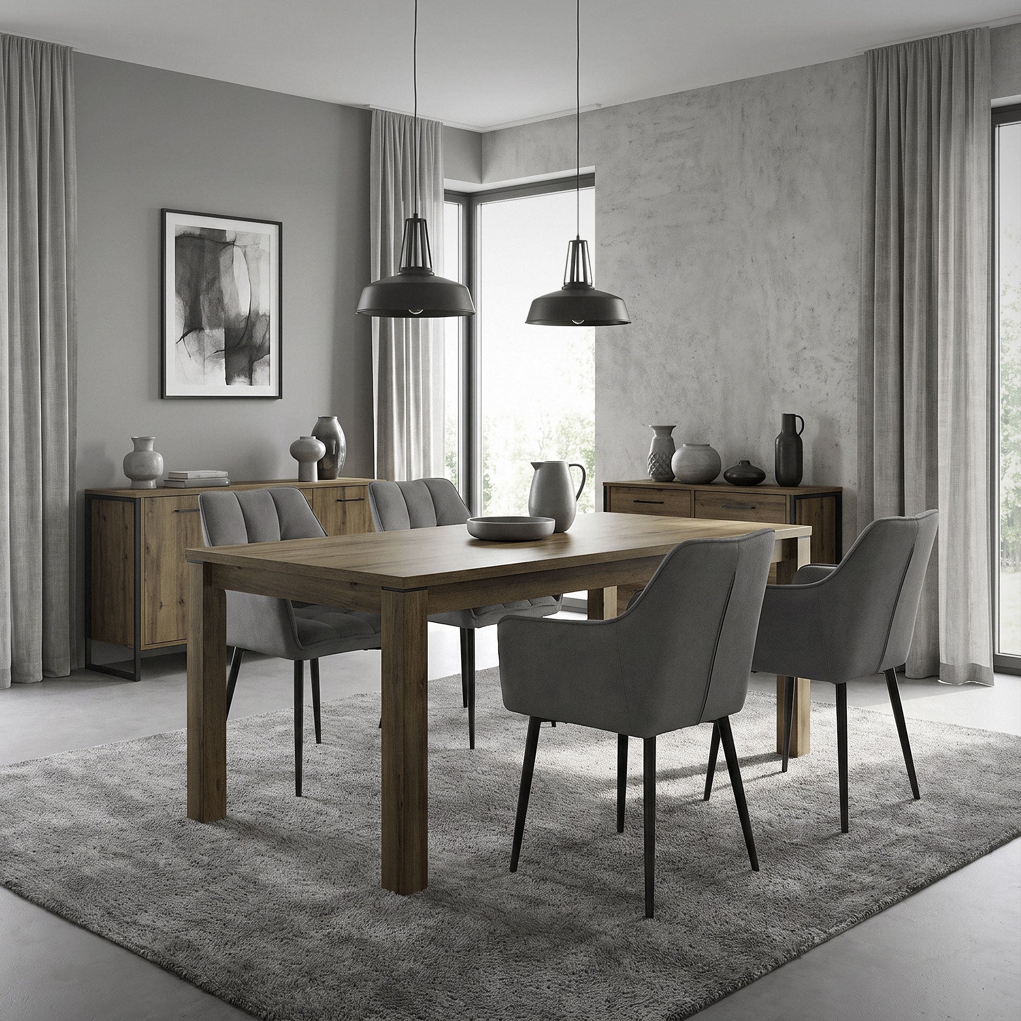 Ein moderner Essbereich mit einem Holztisch und grauen Stühlen, dekoriert mit Vasen.