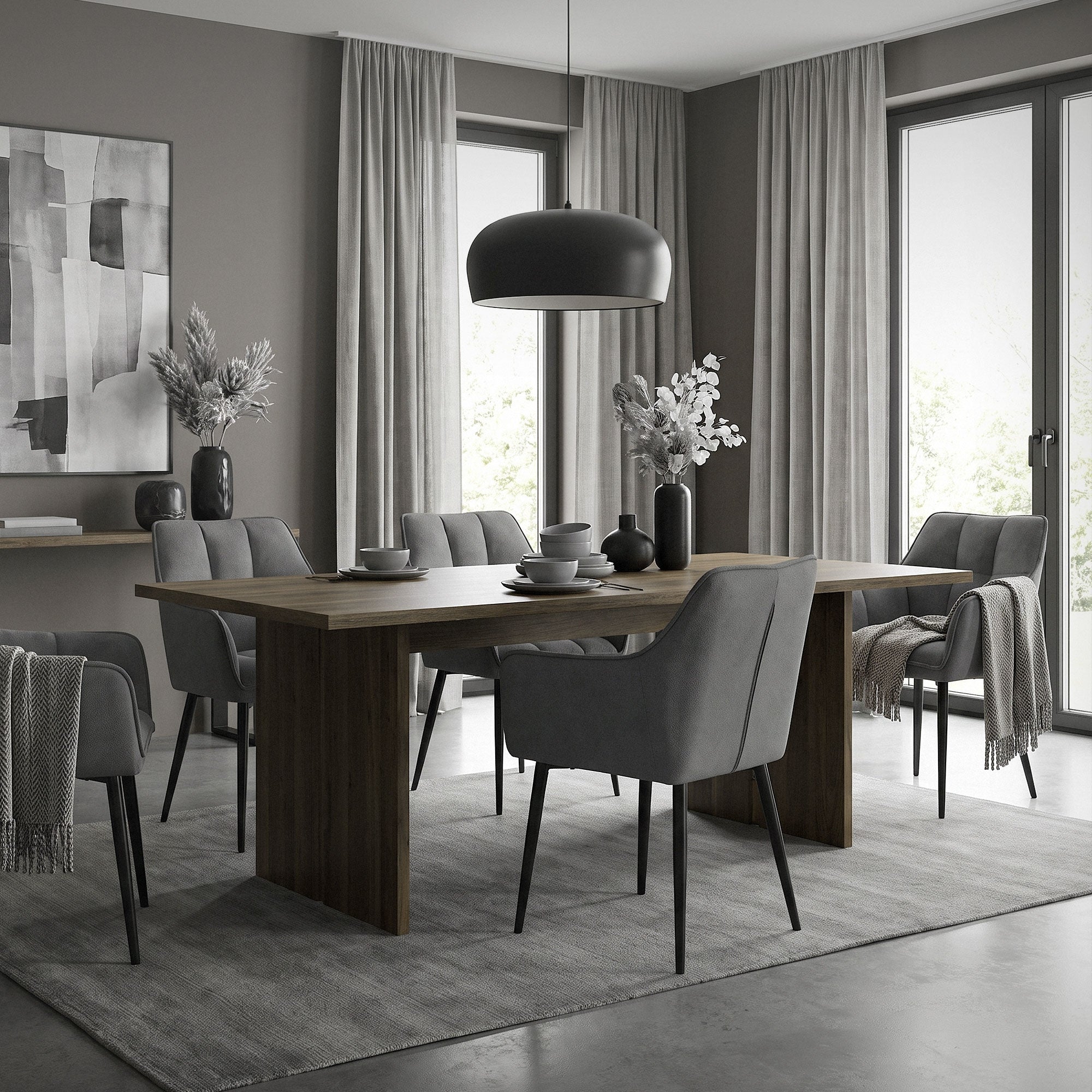 Sala da pranzo con sedie grigie attorno a un tavolo in legno.
