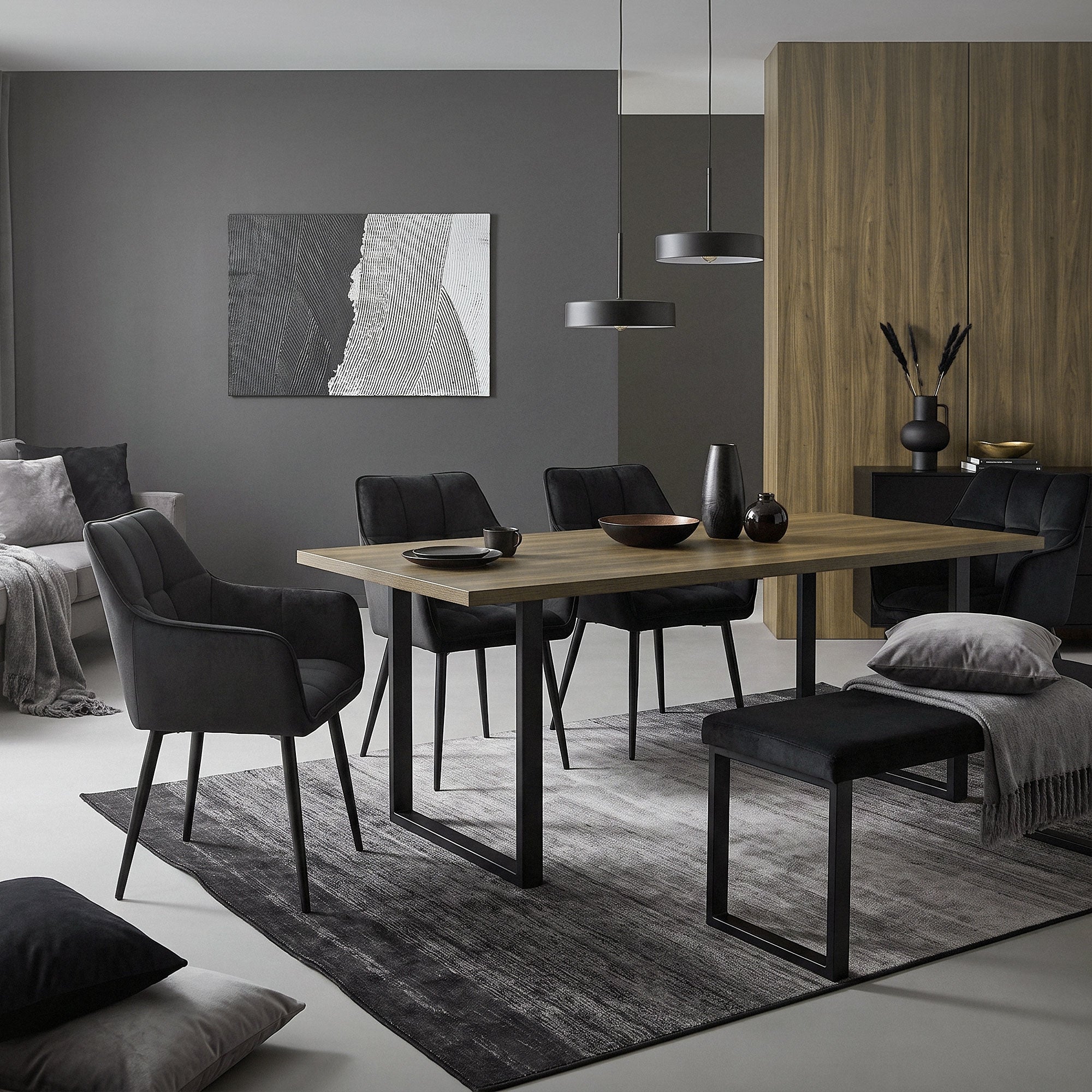 Esszimmer mit einem Tisch und mehreren Stühlen in einem modernen Raum.