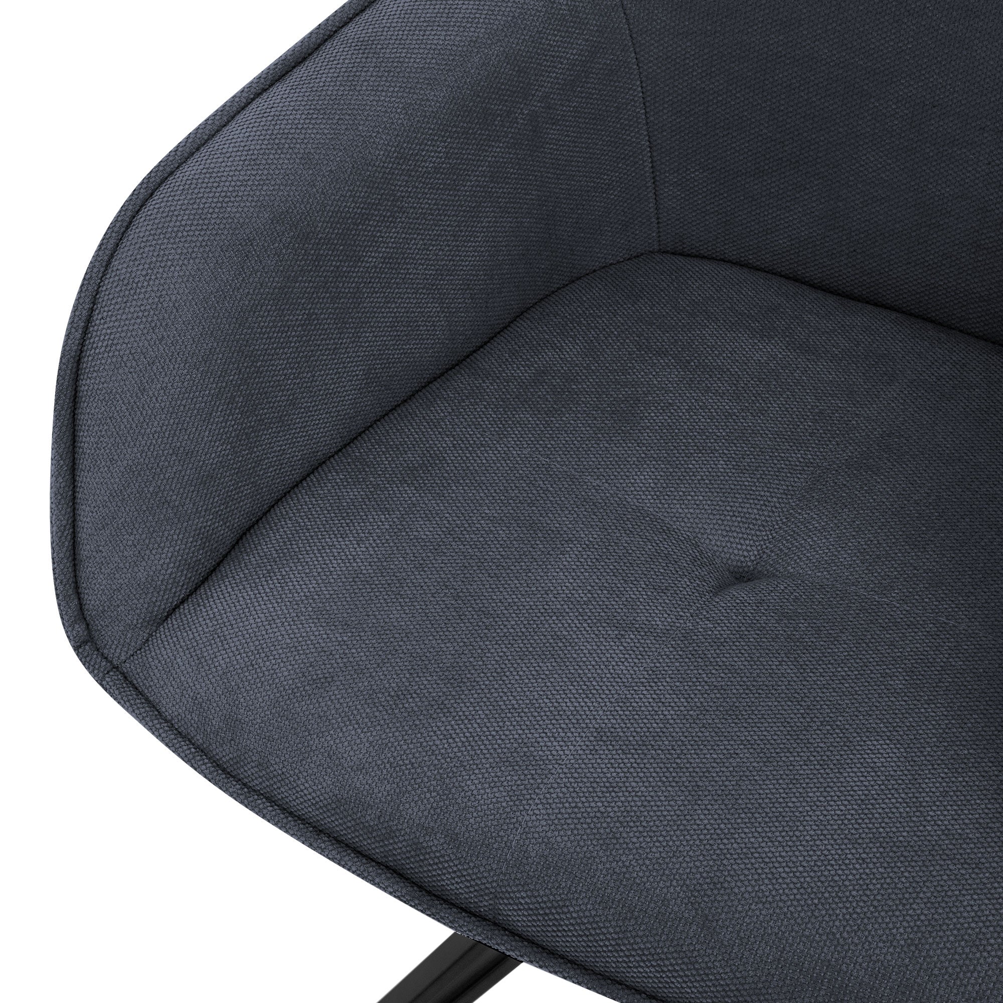 Primer plano de un sillón gris con un asiento acolchado y un respaldo.