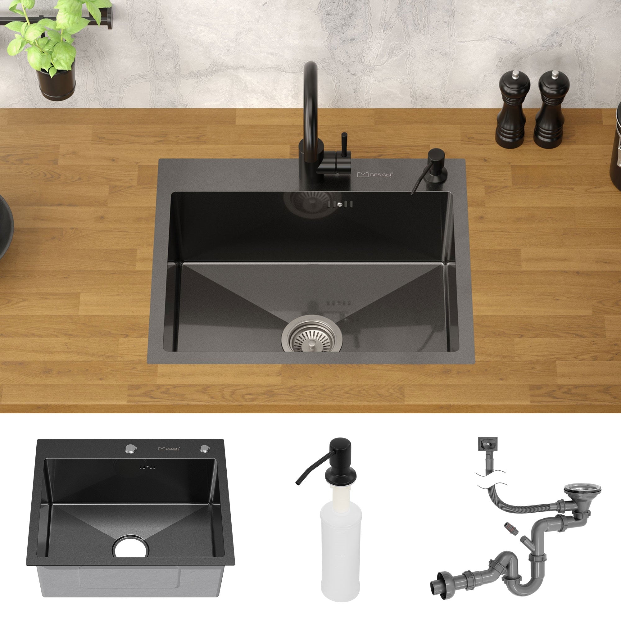 Bovenaanzicht van een zwarte gootsteen met accessoires op een houten oppervlak.