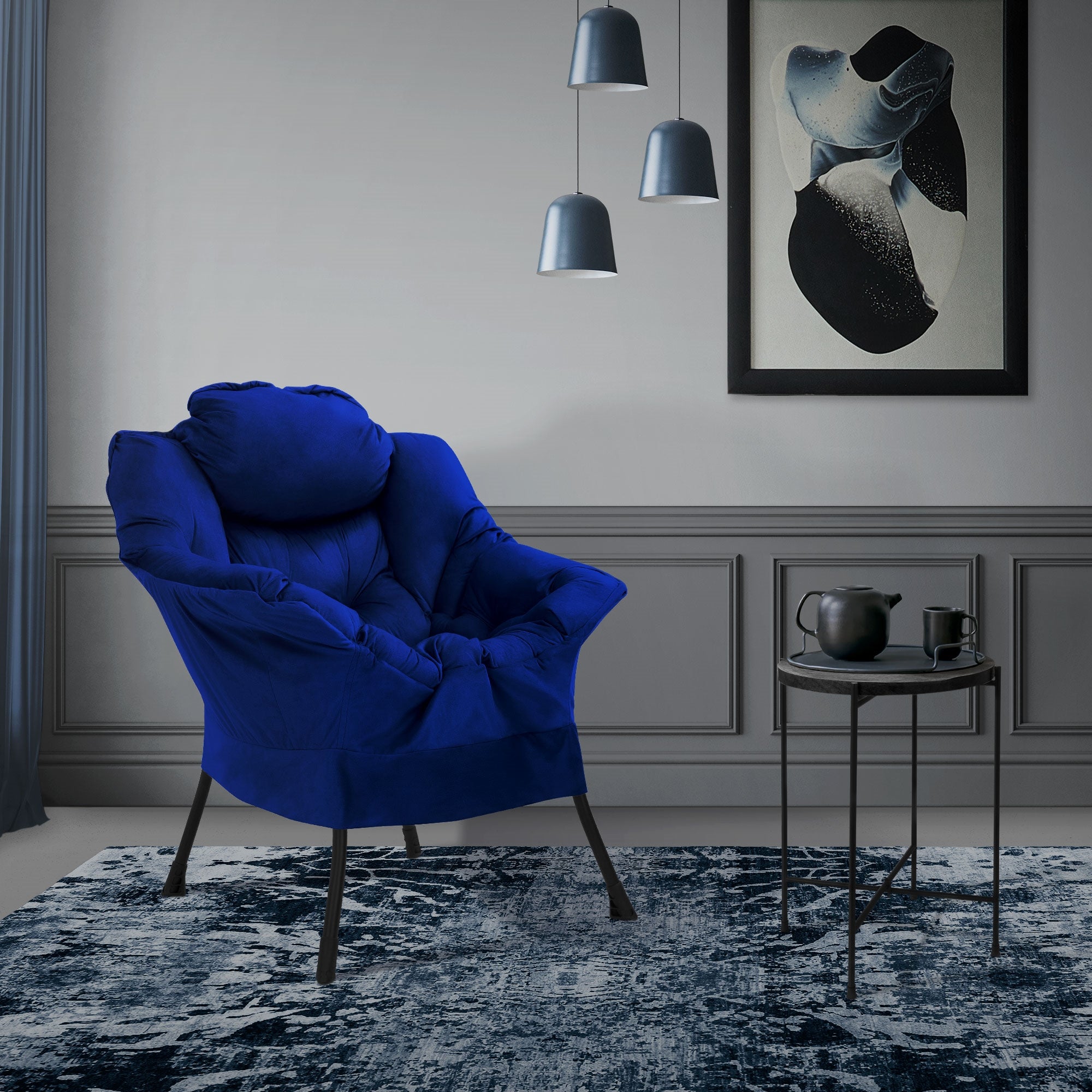 Blauwe stoel in een kamer met een tafel en wandkunst.