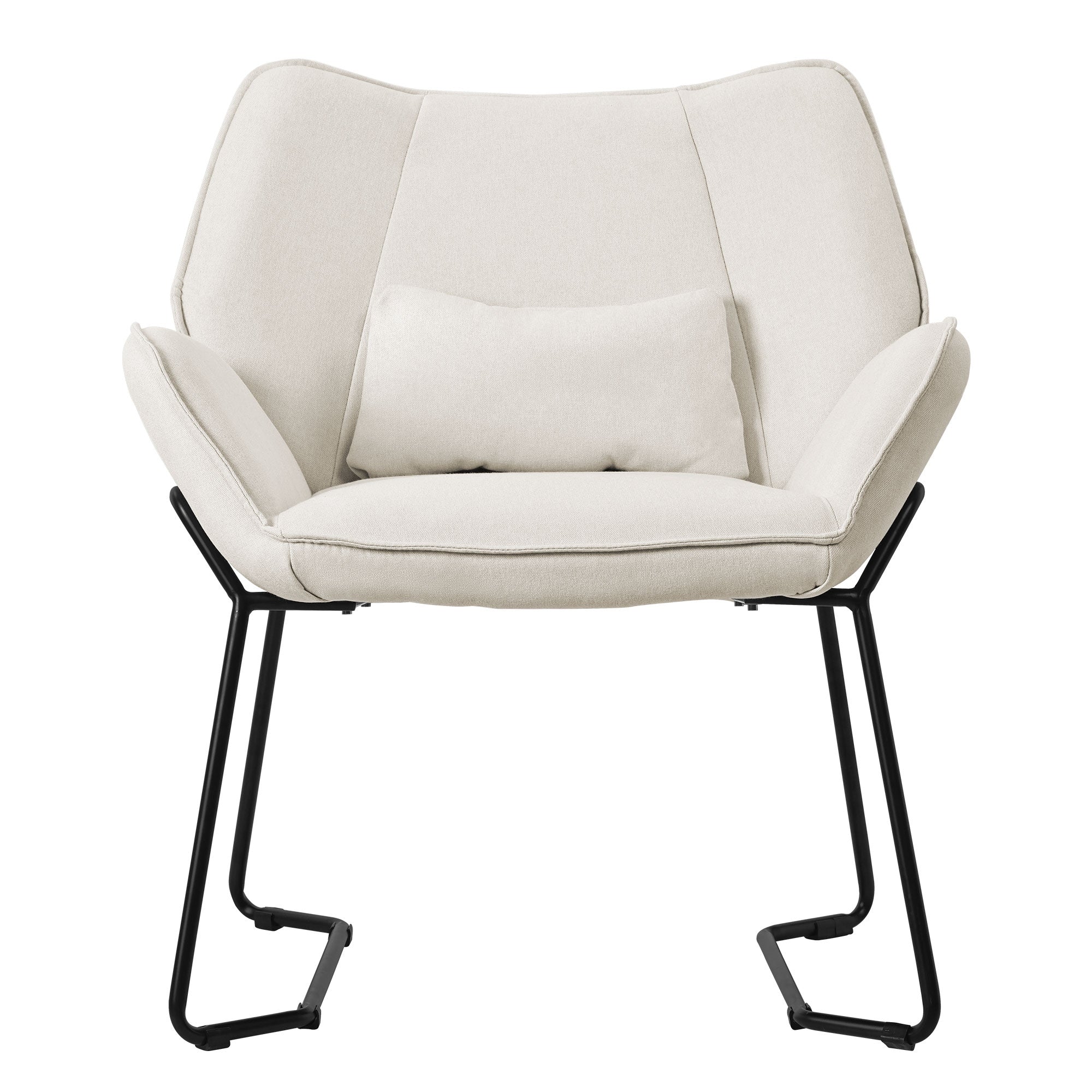Gros plan d'un fauteuil clair avec un coussin sur l'assise.