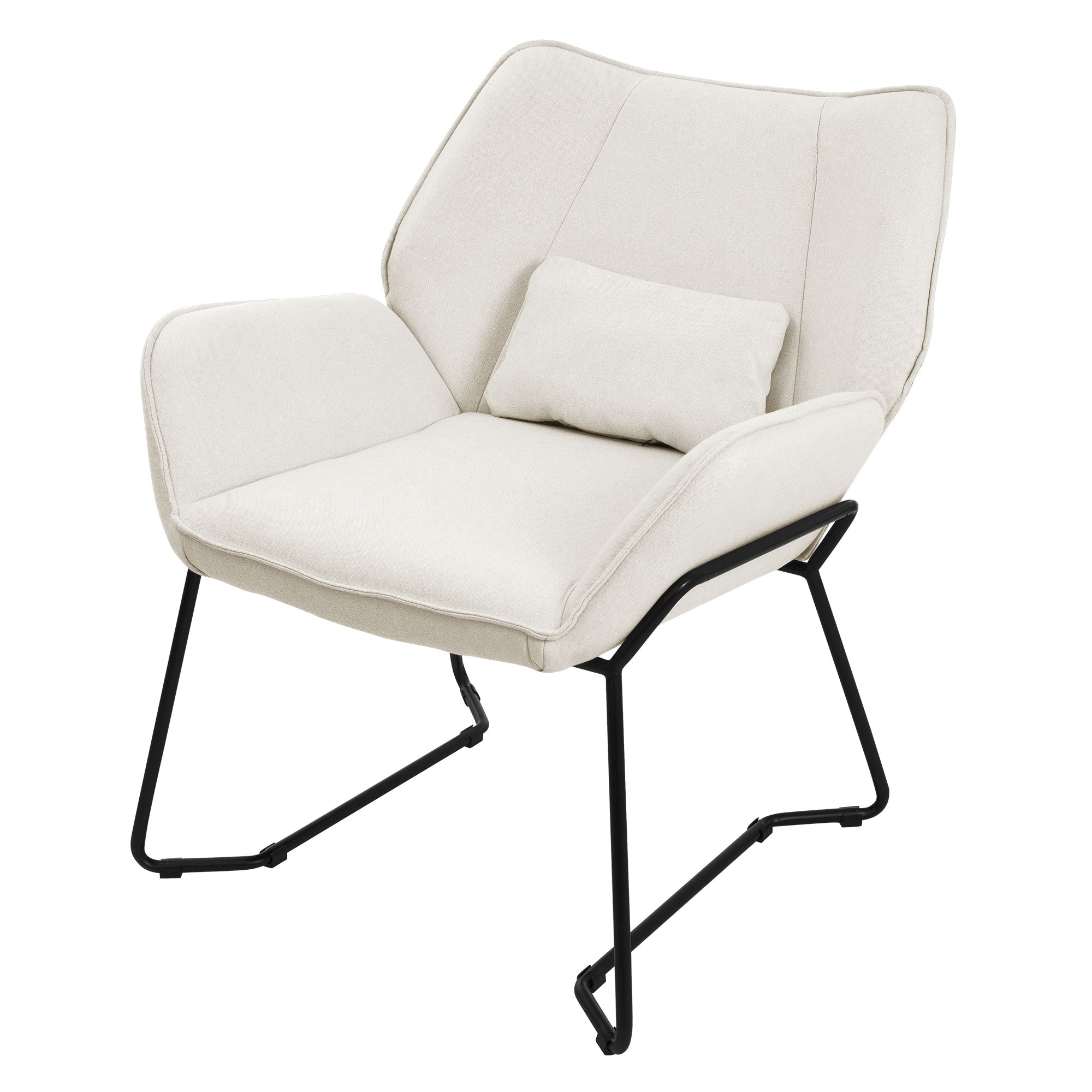 Fauteuil beige avec un cadre noir et des coussins.