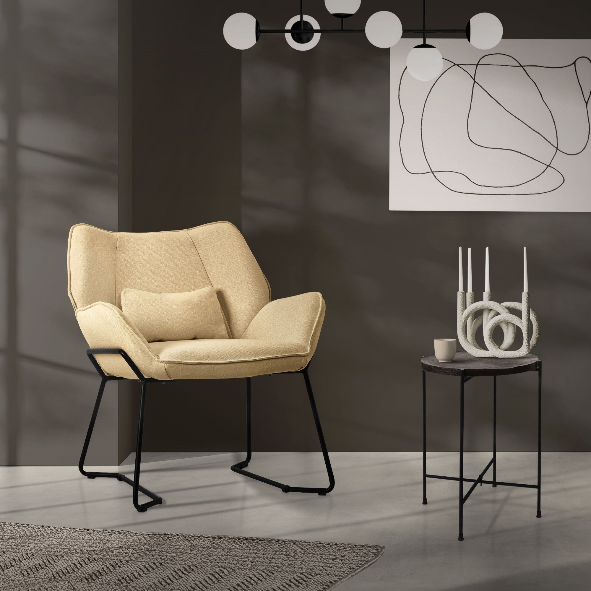 Beiger Sessel in modernem Raum mit Tisch und Wandkunst.