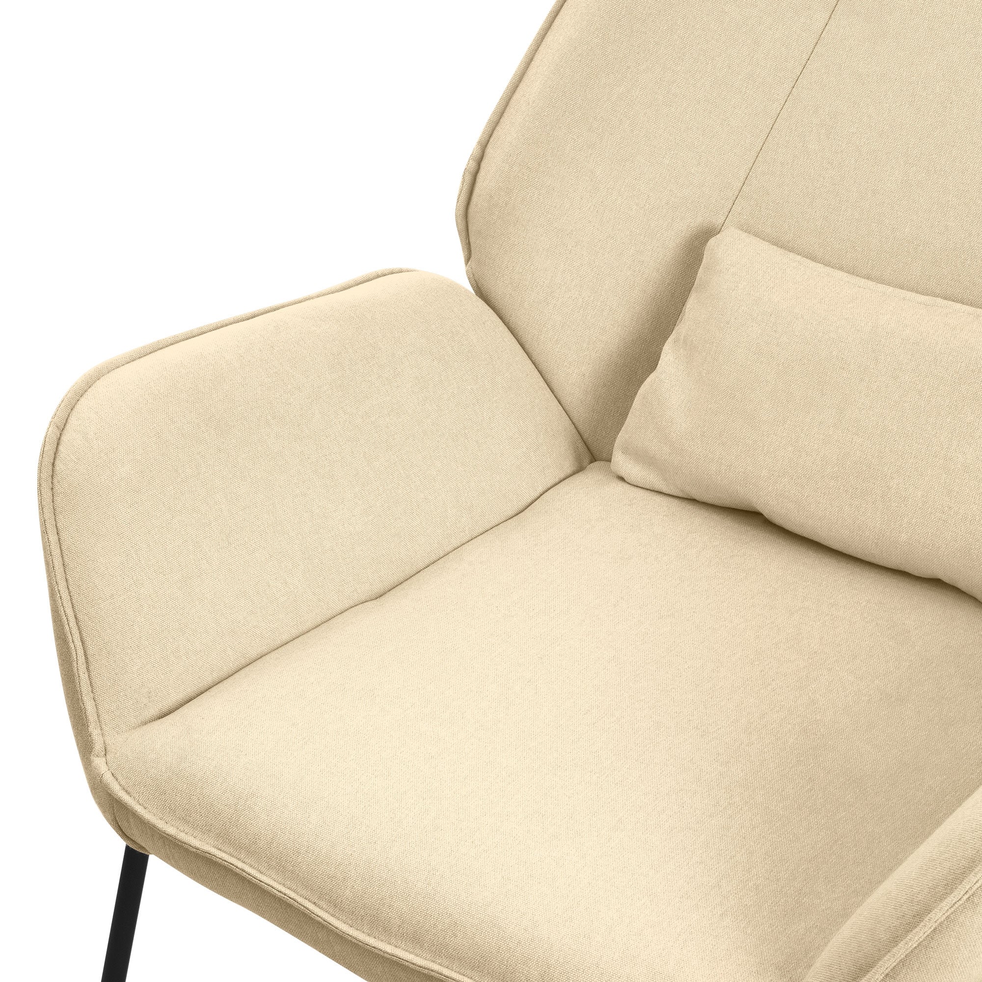 Beige Sessel mit Kissen, weicher Oberfläche und schwarzem Gestell.