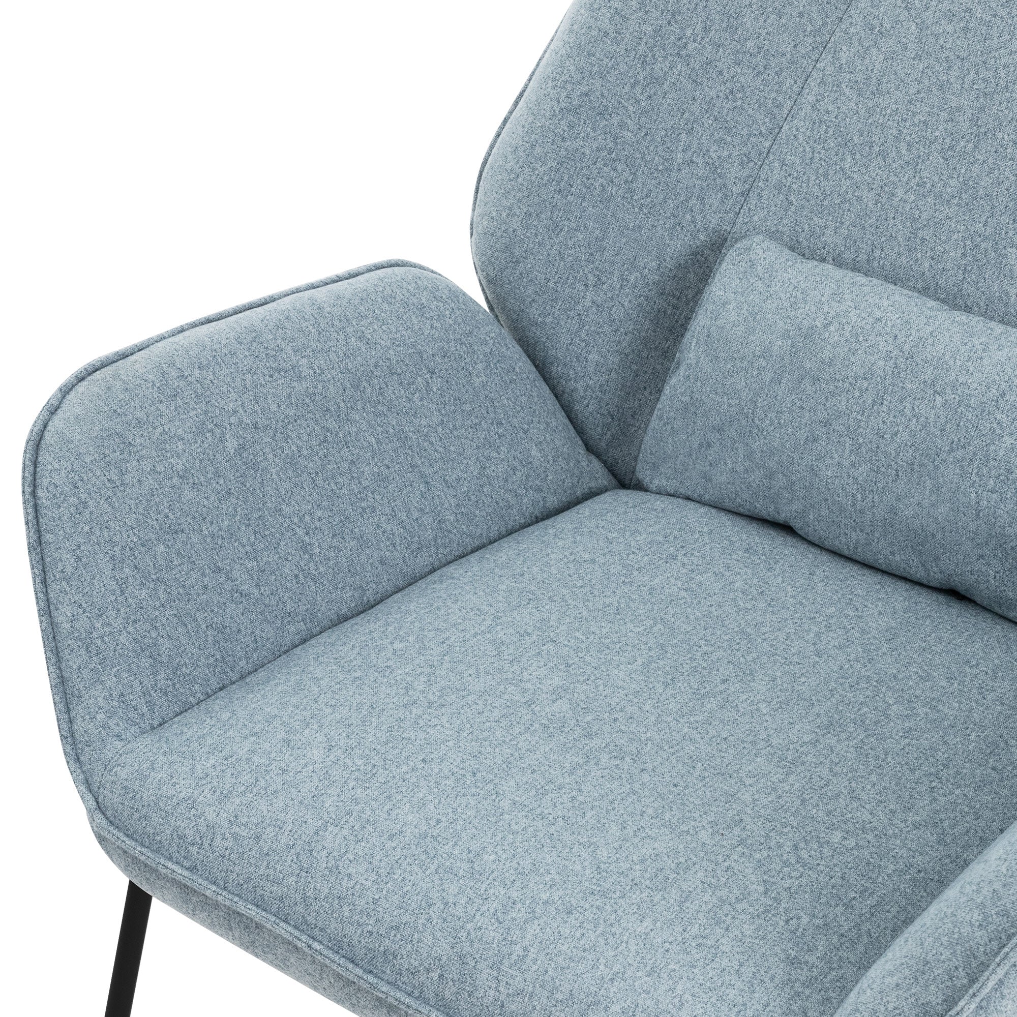 Primer plano de un sillón azul con cojín.