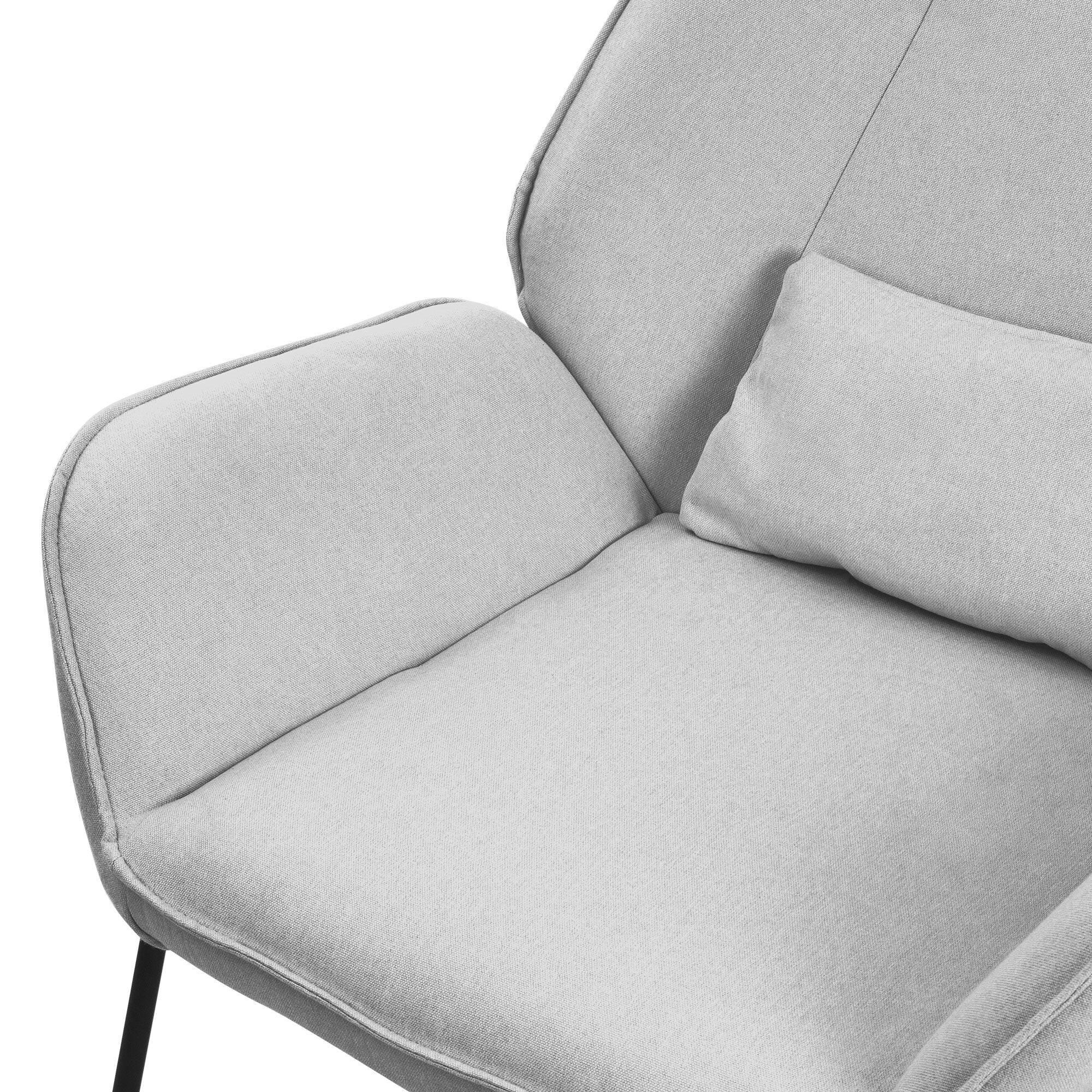 Grauer Sessel mit Kissen, weiche Polsterung und Metallgestell.