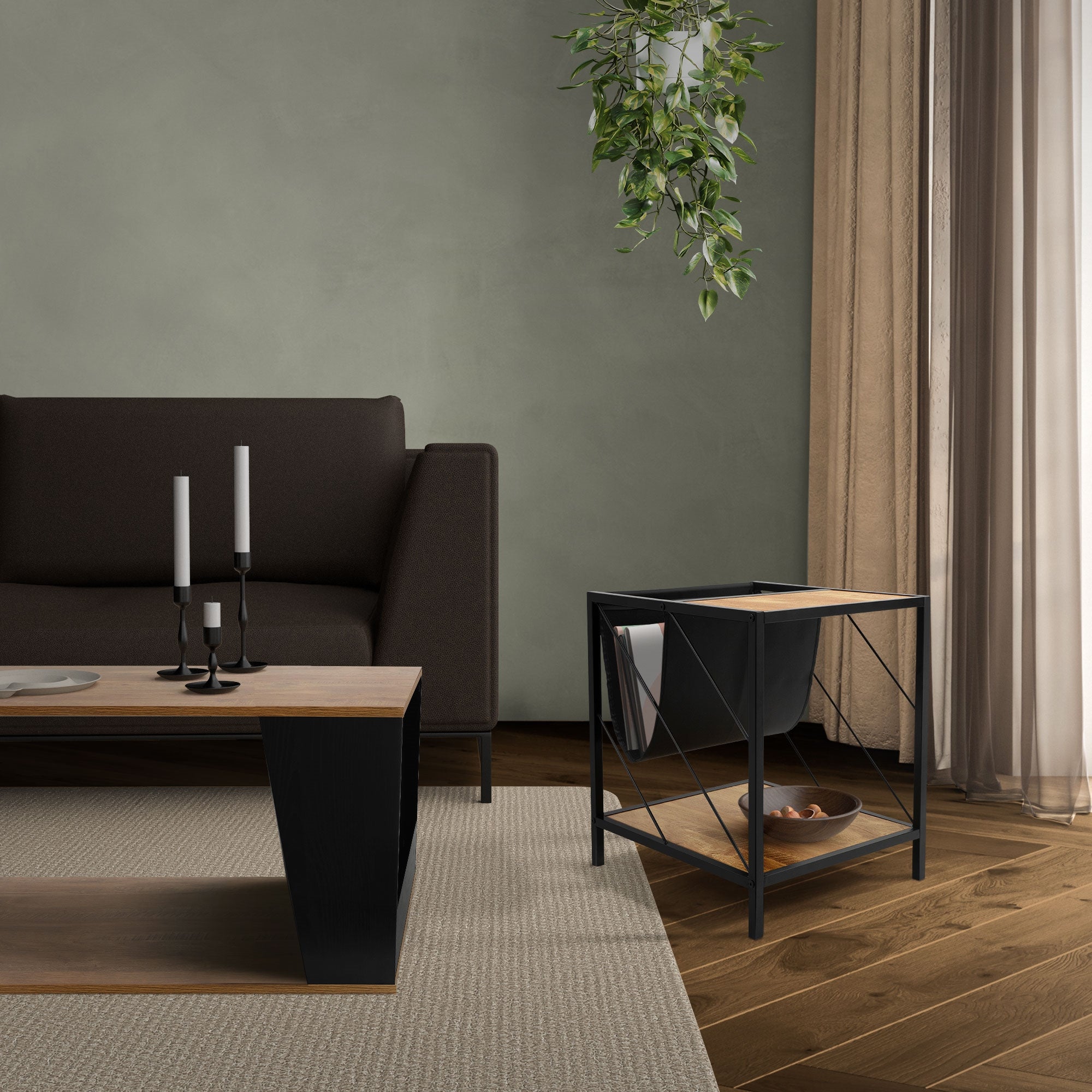 Stue med sofa, bord og et lille bord med planter i baggrunden.