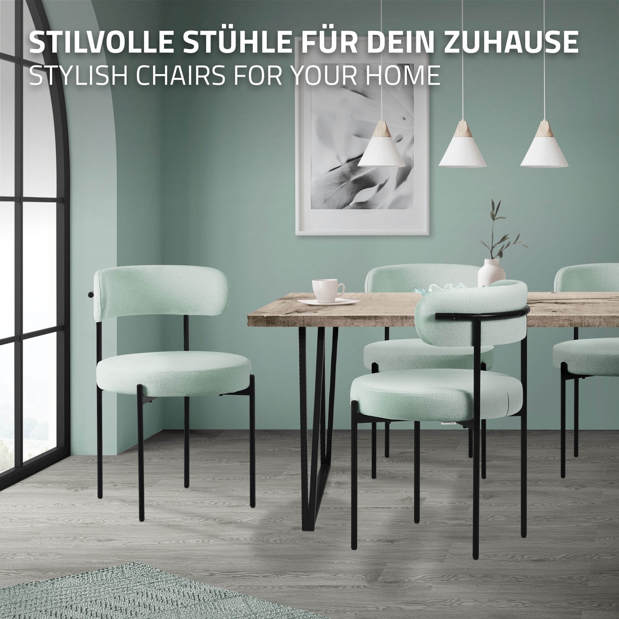 Una stanza con un tavolo e diverse sedie in verde menta su un pavimento in legno.
