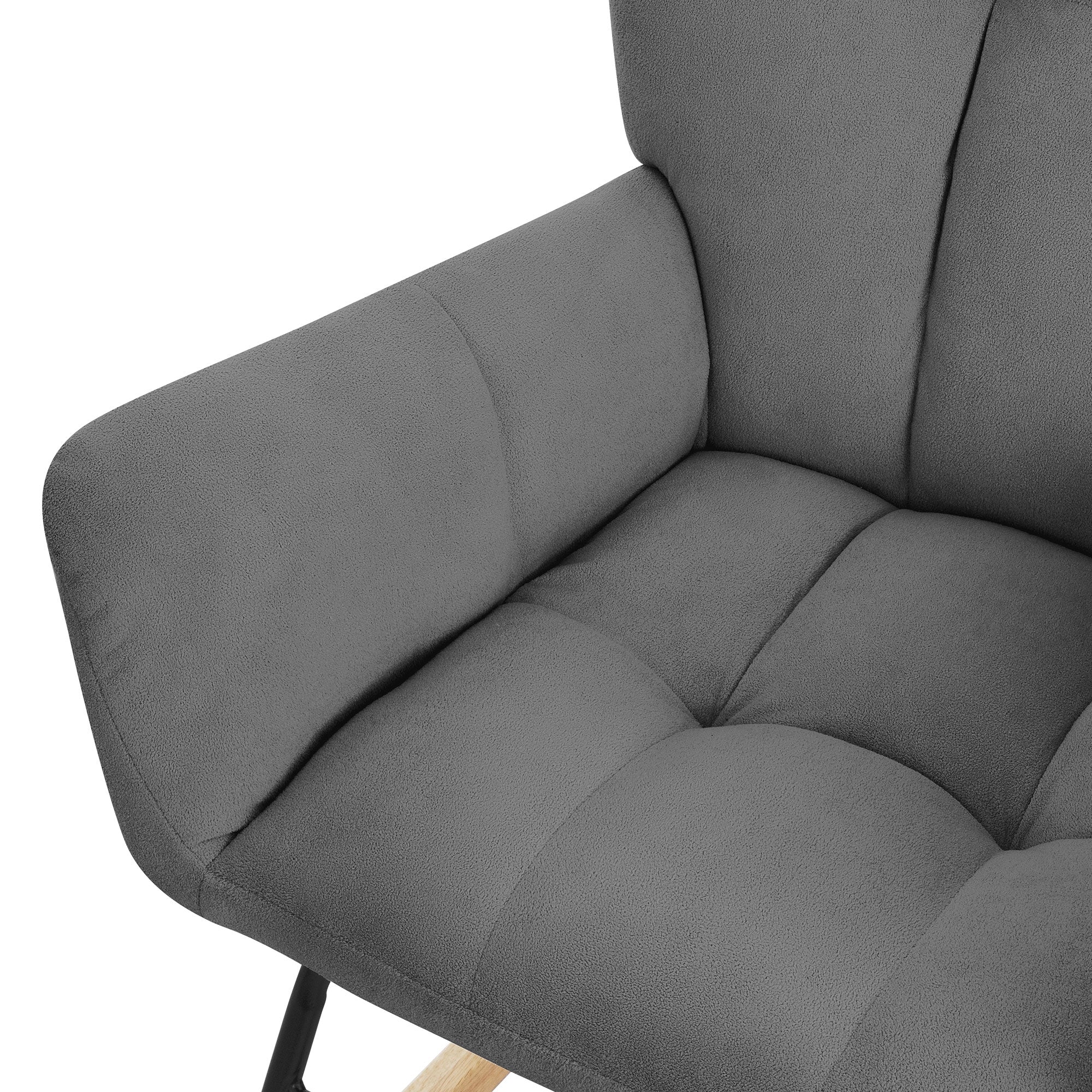 Gros plan d'un fauteuil gris avec un siège rembourré et des accoudoirs.
