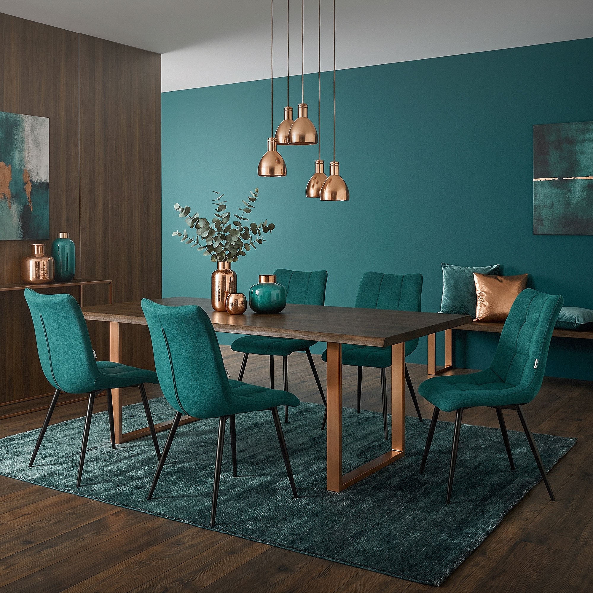 Sala da pranzo con un tavolo e sei sedie verdi.