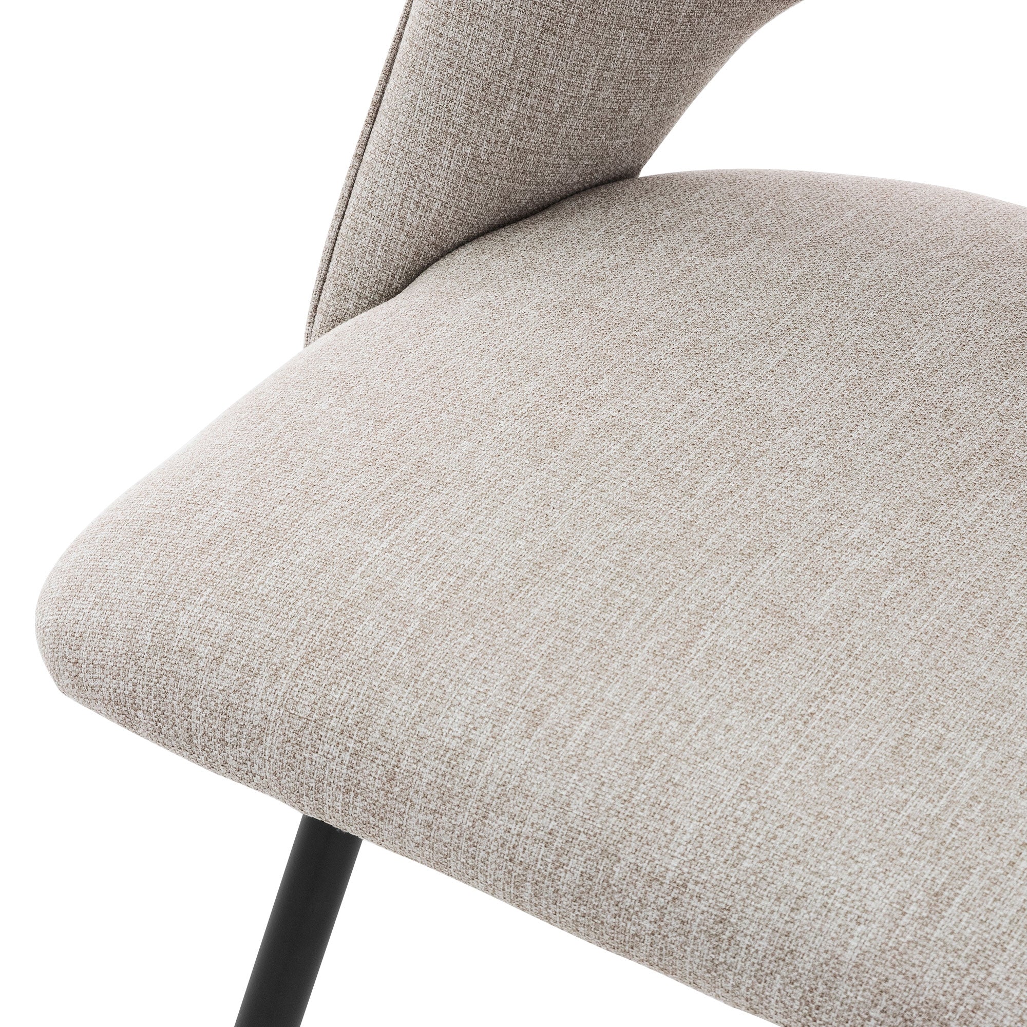 Primer plano de una silla gris con tapizado textil y estructura negra.