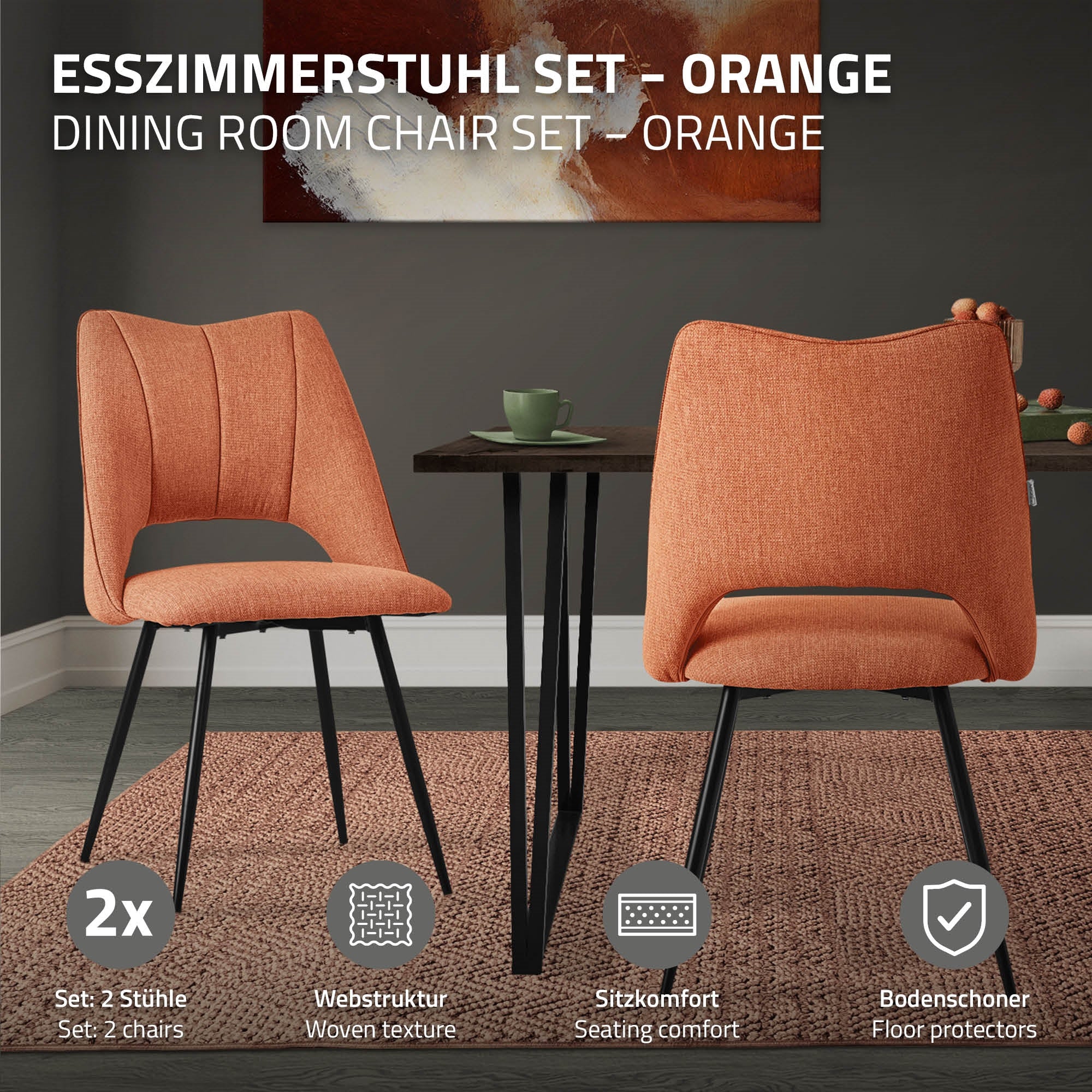 To orange stole og et bord i en spisestue.