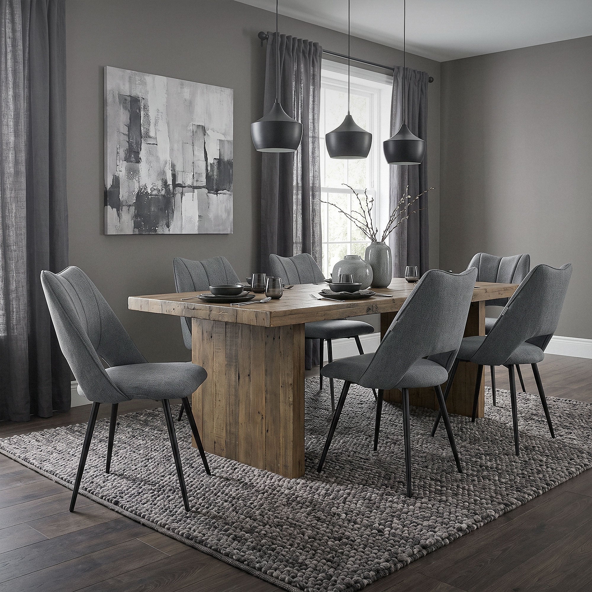 Ein Esszimmer mit grauen Stühlen und einem großen Holztisch.