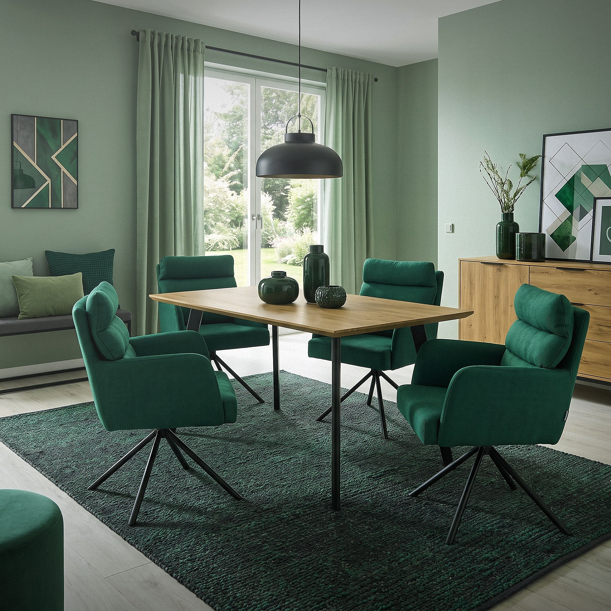 Eetkamer met groene stoel, tafel en decoratieve elementen.
