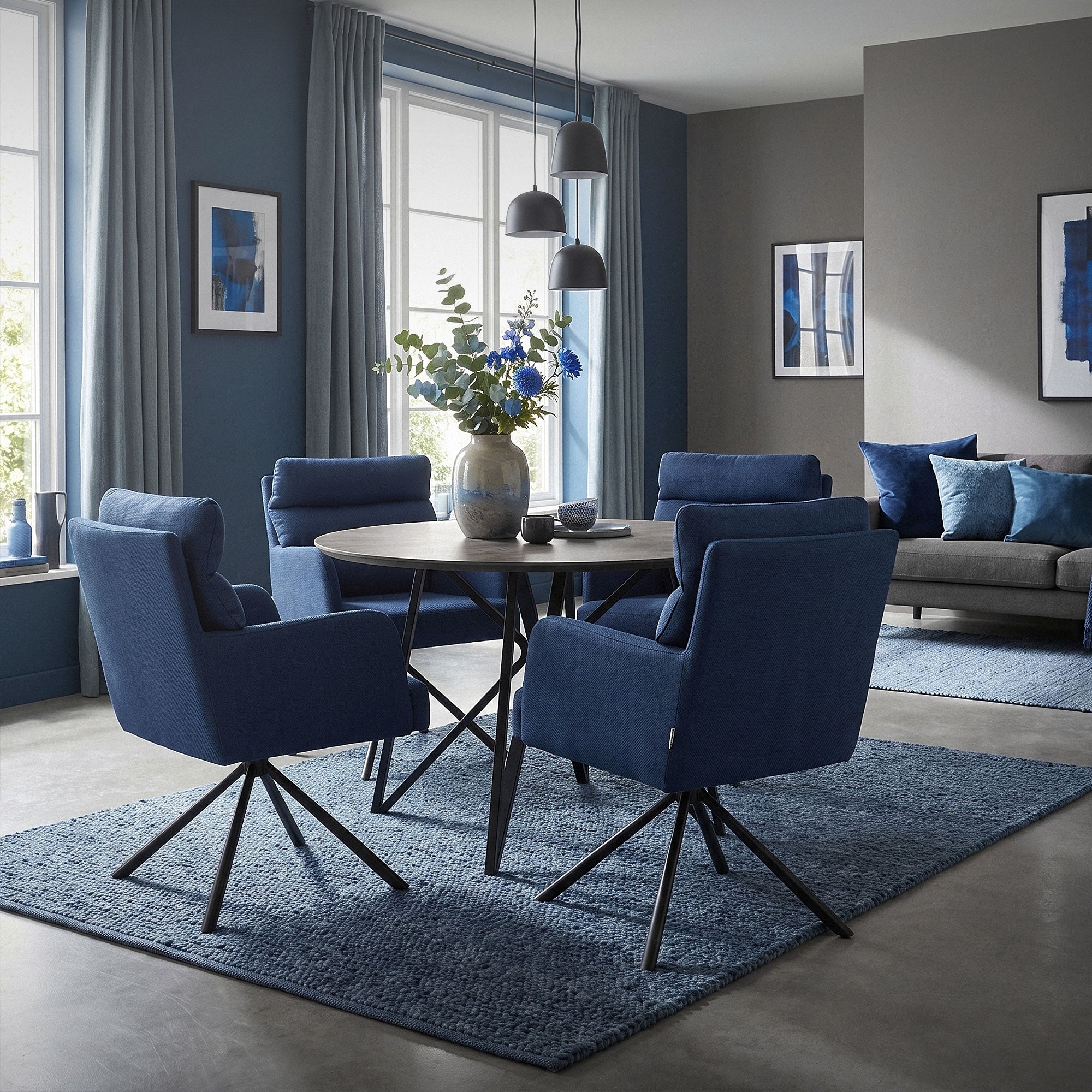 Un'area pranzo con sedie blu, un tavolo rotondo e vasi di fiori.