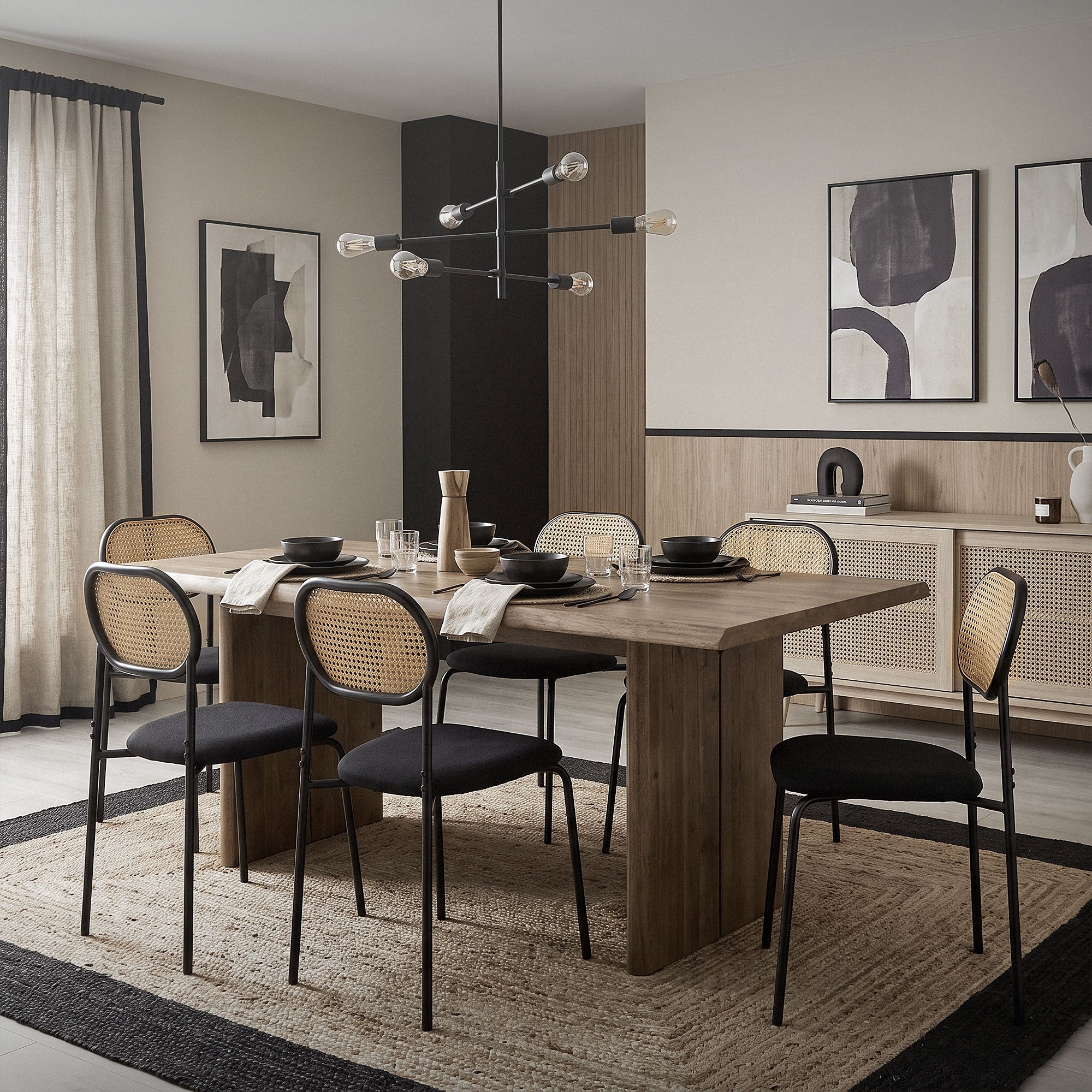 Esszimmer mit einem Holztisch und Stühlen, dekoriert mit Geschirr.