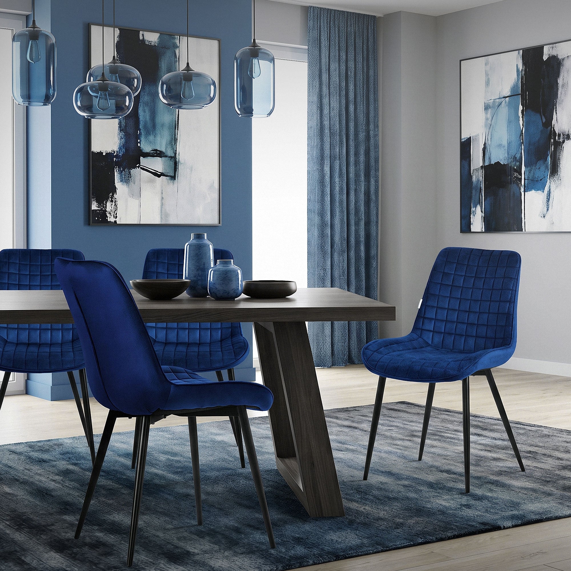 Une chaise bleue à une table, entourée d'autres chaises bleues.