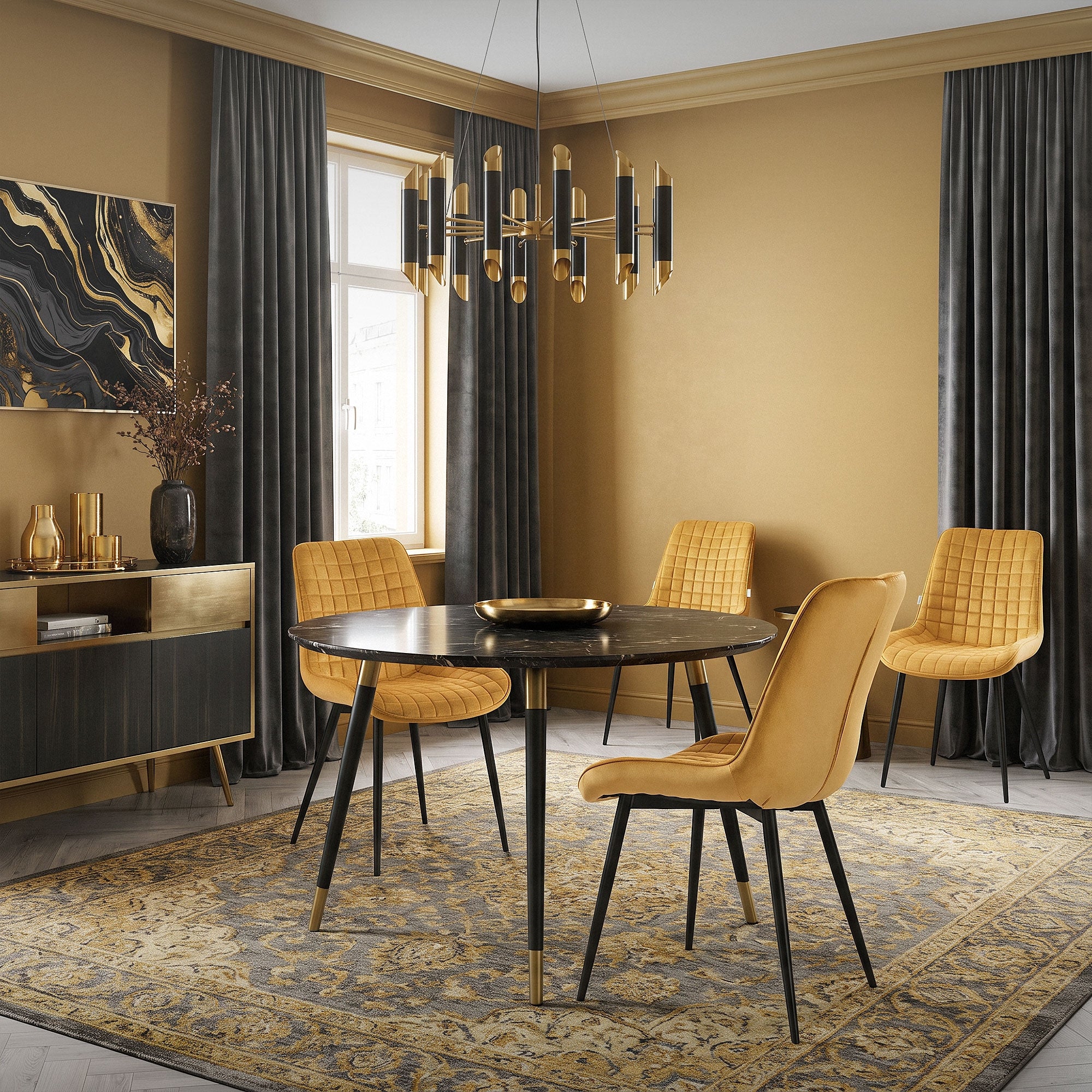 Elegant spisestue med gule stole og gyldne accenter.