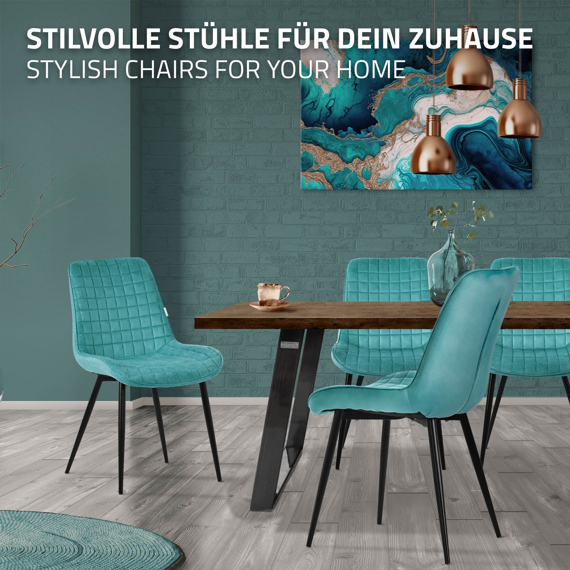 Tre stilfulde stole i turkis foran et bord i et moderne rum.