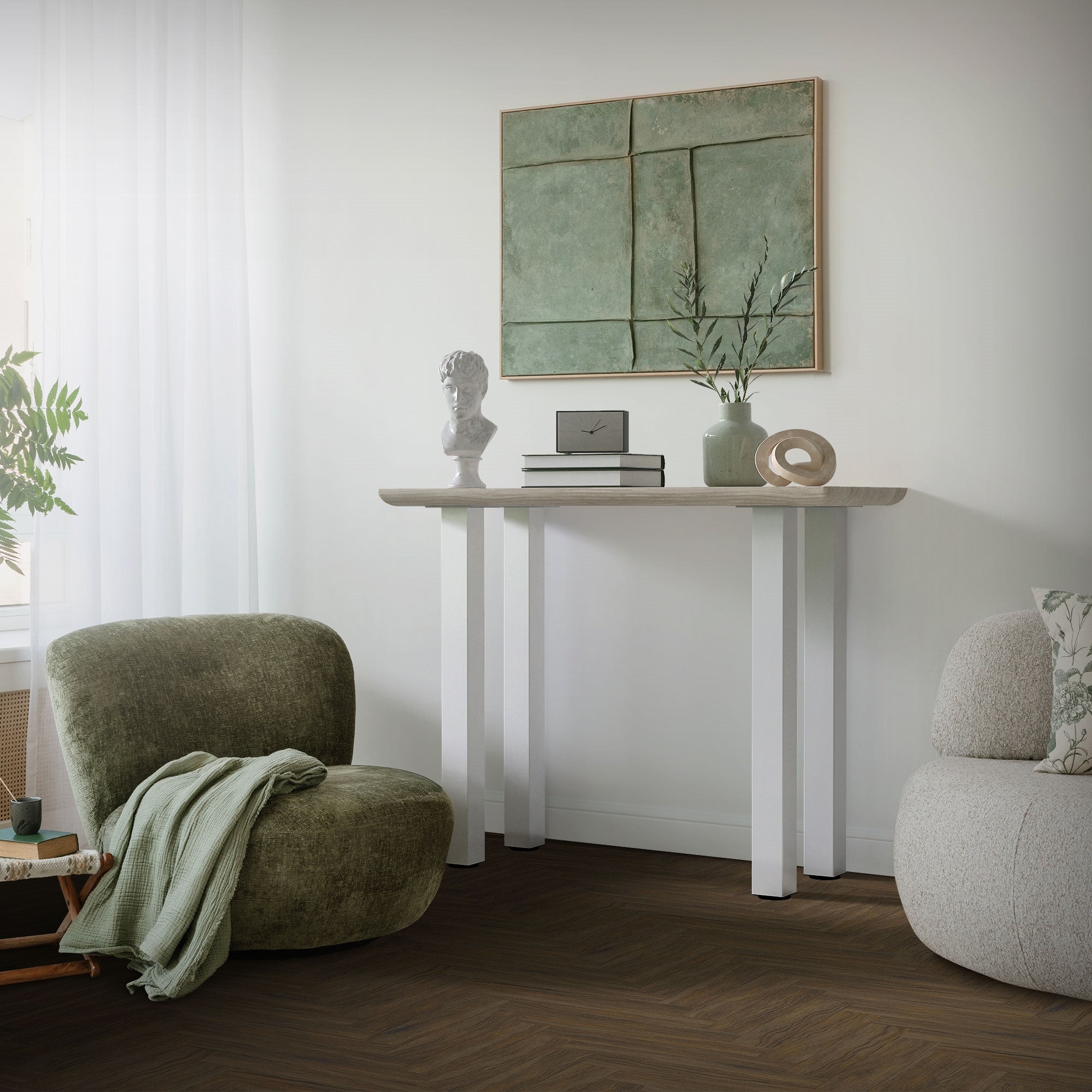 Wohnzimmer mit einem Tisch, einer Pflanze und einem Sessel.