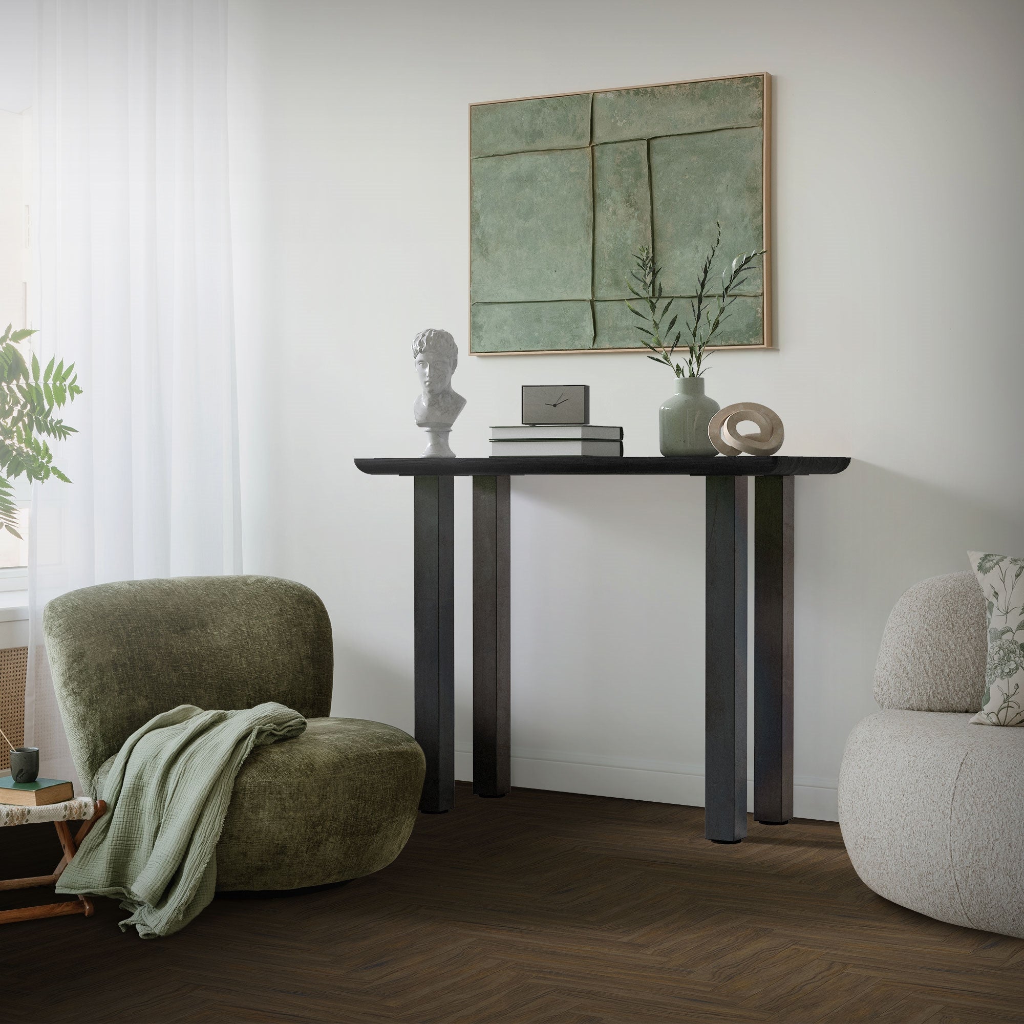 Ein Raum mit einem Tisch, einer Skulptur und Pflanzen in einem hellen, modernen Ambiente.