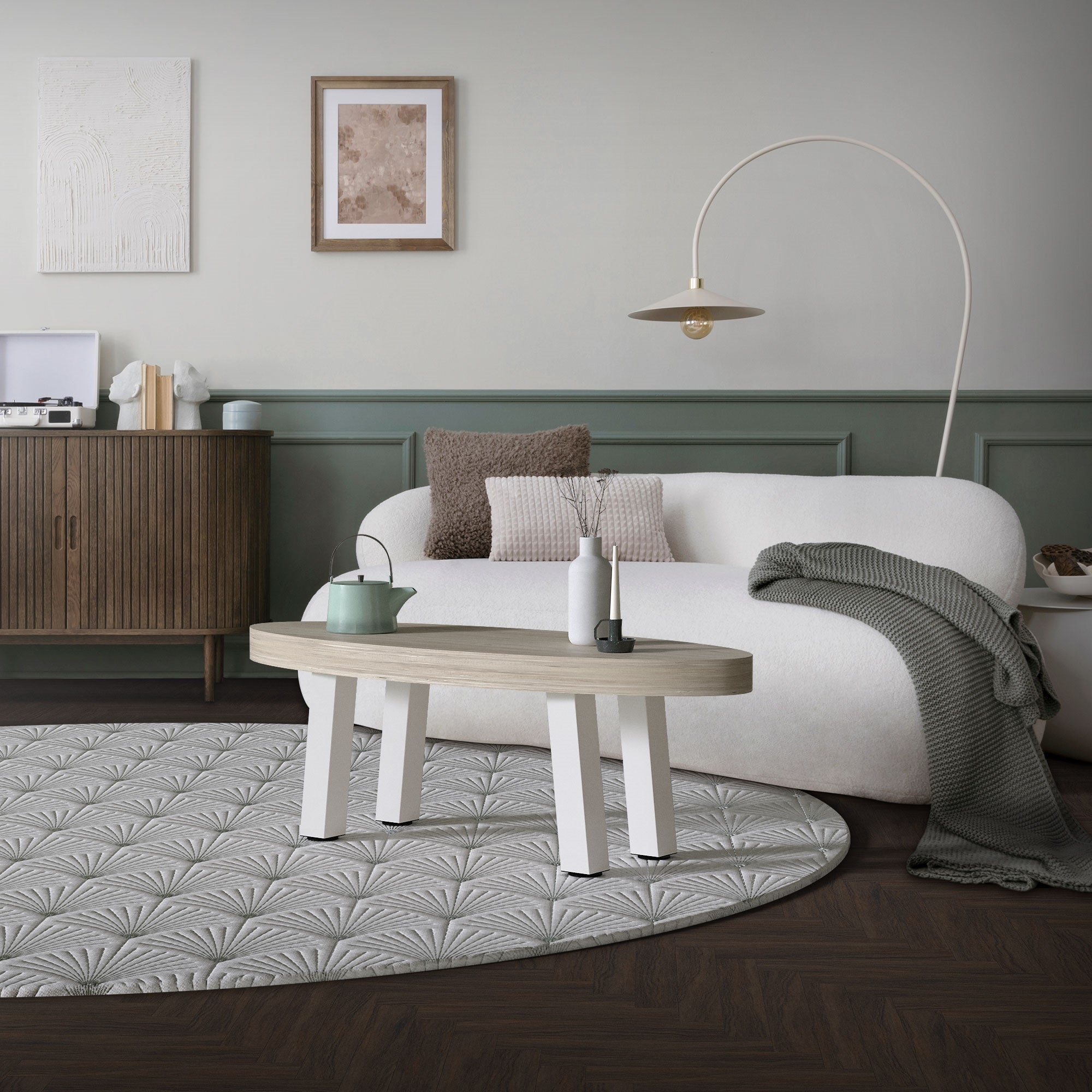 Wohnzimmer mit einem Tisch, einer Couch und Dekoration.