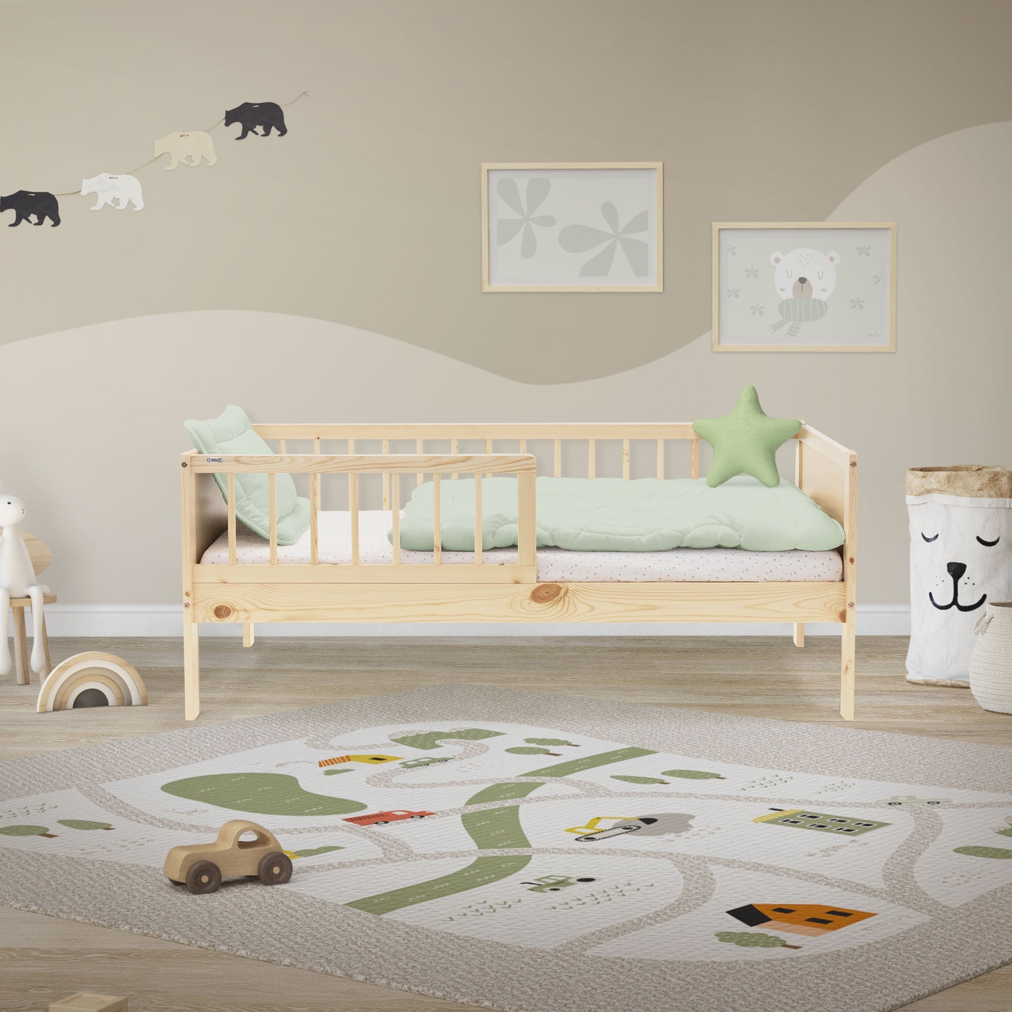 Ein Kinderzimmer mit einem Bett, Teppich und Wanddekoration.