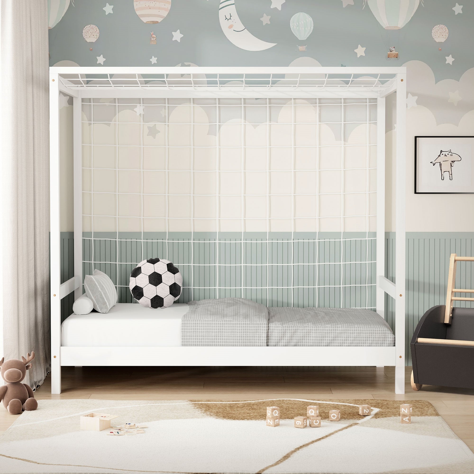 Una cama infantil con barandilla y almohada sobre una alfombra en una habitación luminosa.