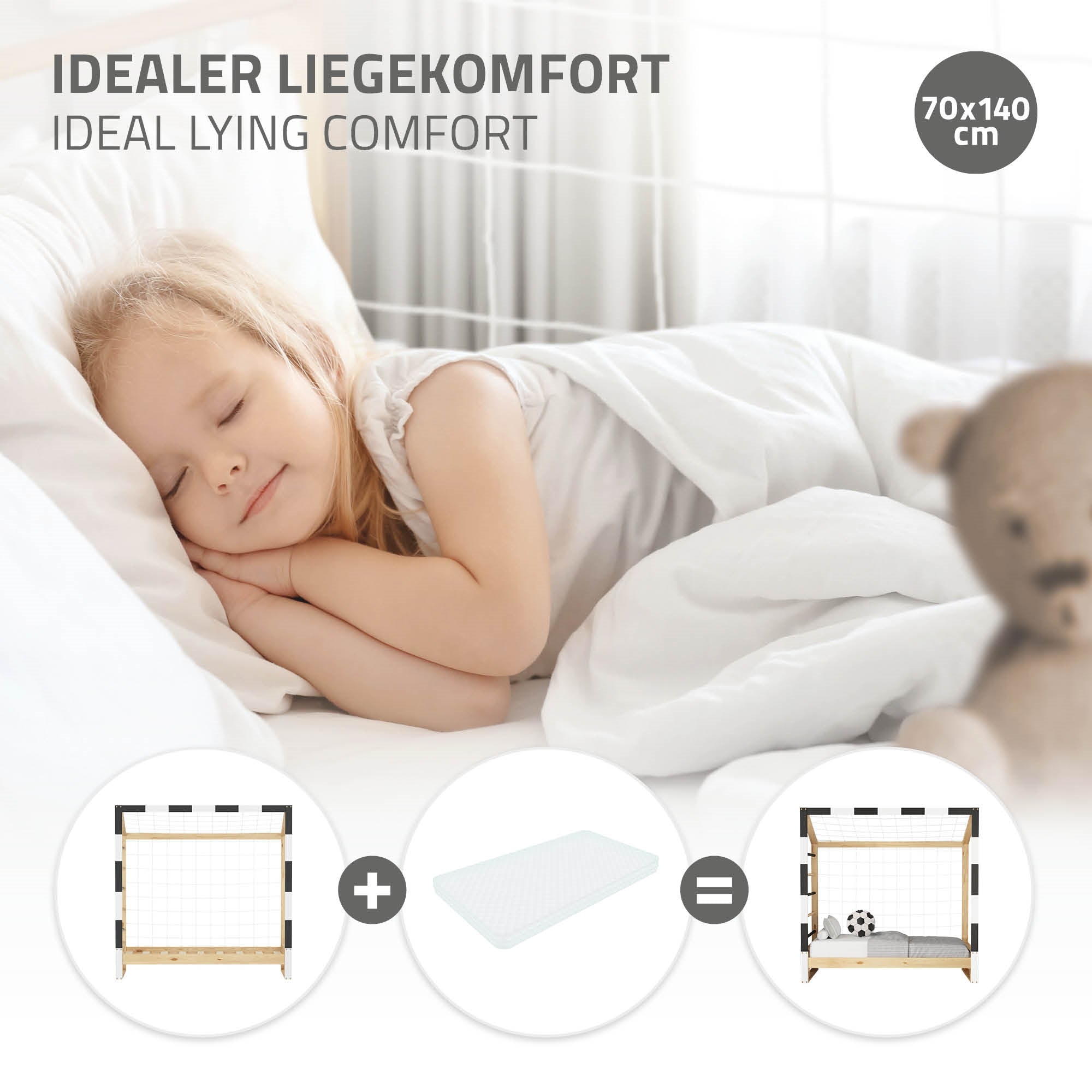 Ein schlafendes Kind auf einem Bett, mit einem Bären im Hintergrund.