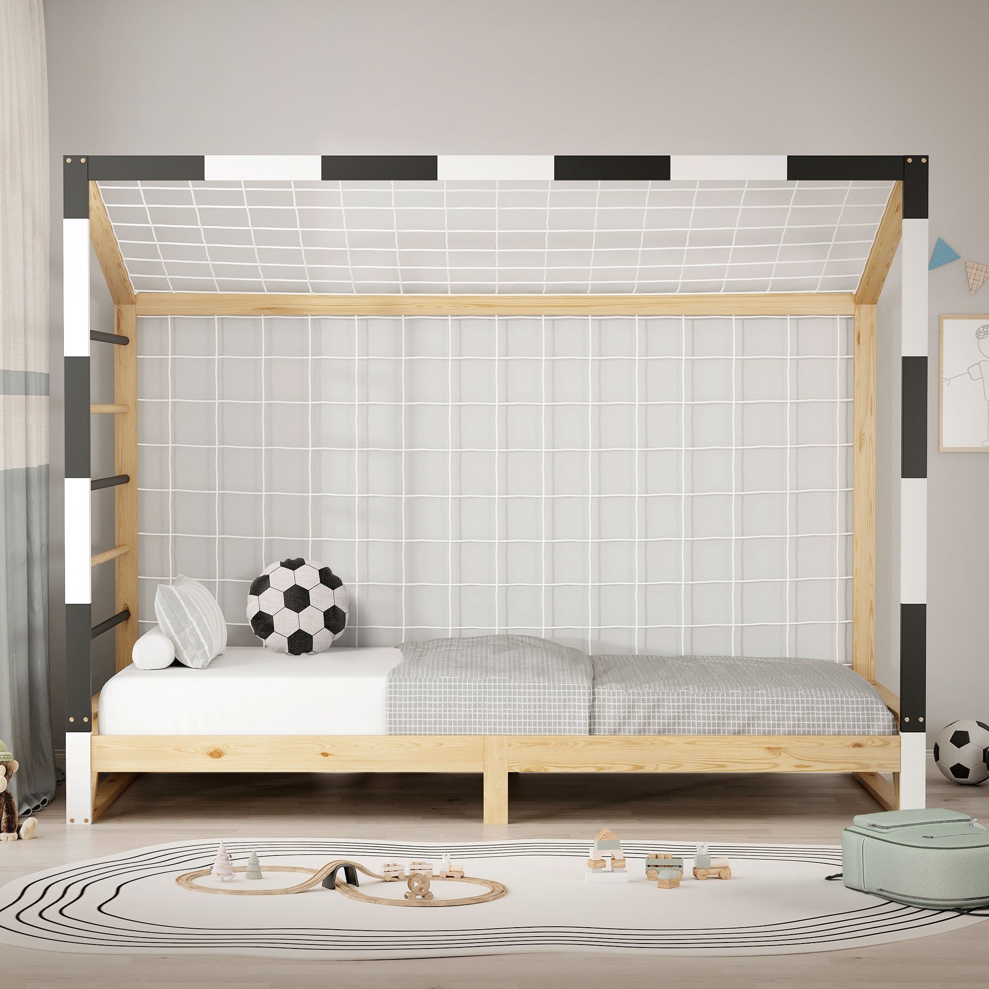 Bett im Kinderzimmer mit Kissen und Fußball.