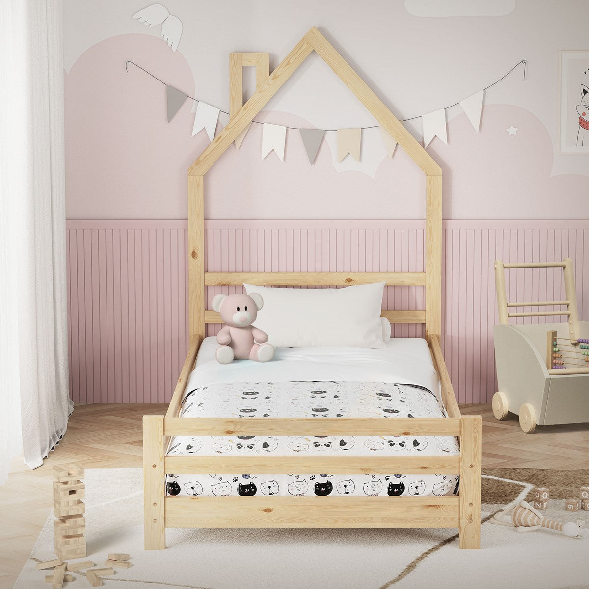 Holz-Kinderbett in Hausform mit Spielzeug und Dekoration im Raum.