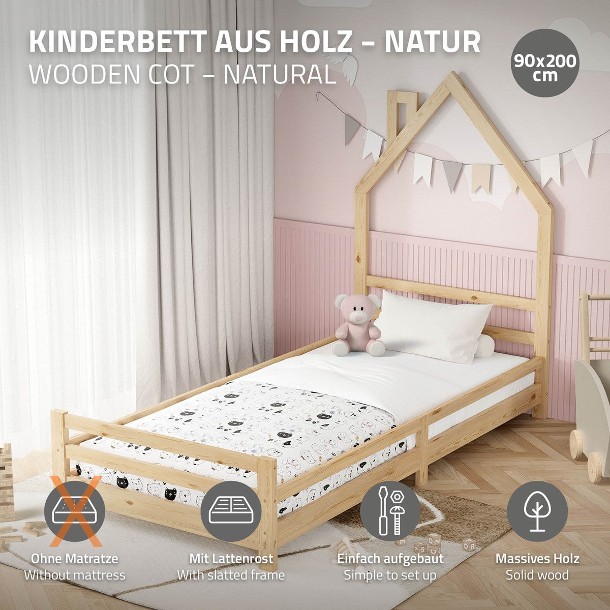 Ein naturfarbenes Kinderbett ohne Matratze in einem gemütlichen Raum.