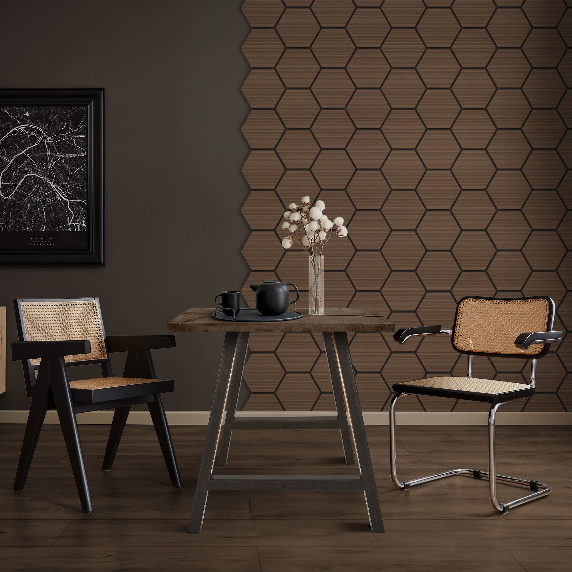 Ein stilvoll eingerichteter Raum mit einem Tisch, zwei Stühlen und einer Wand mit hexagonalen Mus