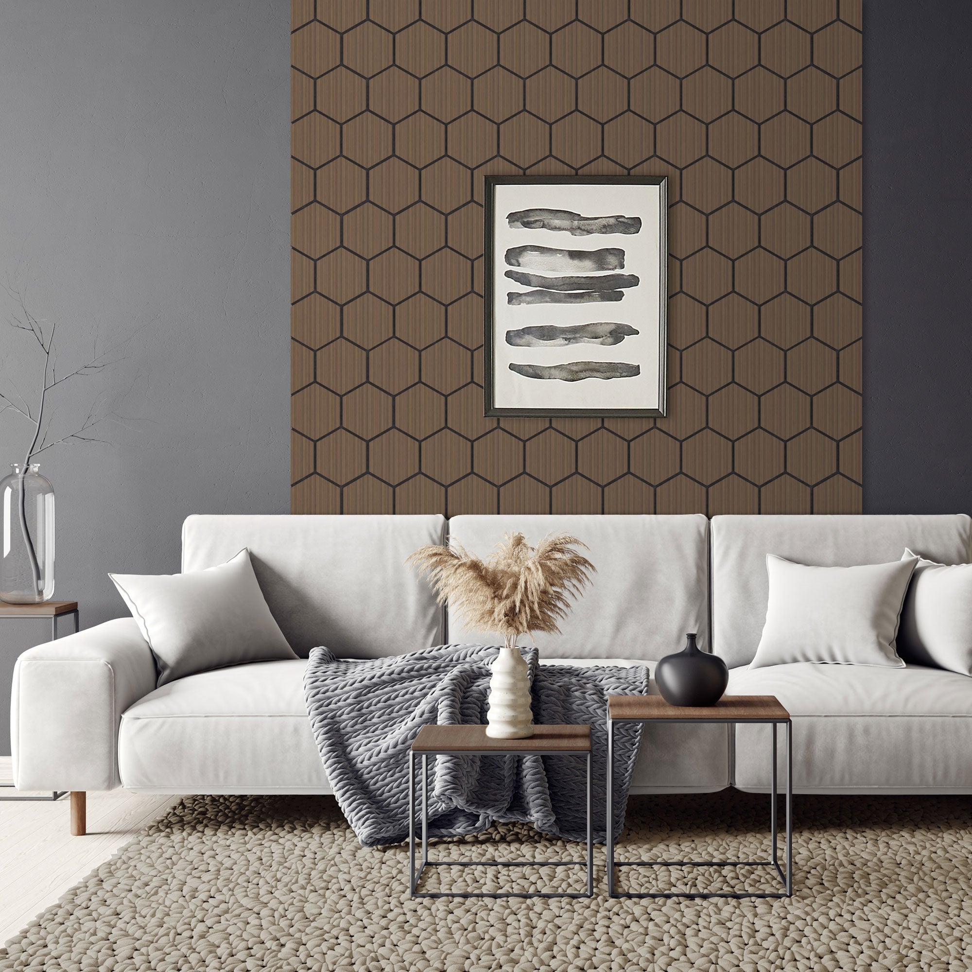Wohnzimmer mit grauer Wand, beigem Sofa, Kissen, Tisch und Wandbild.