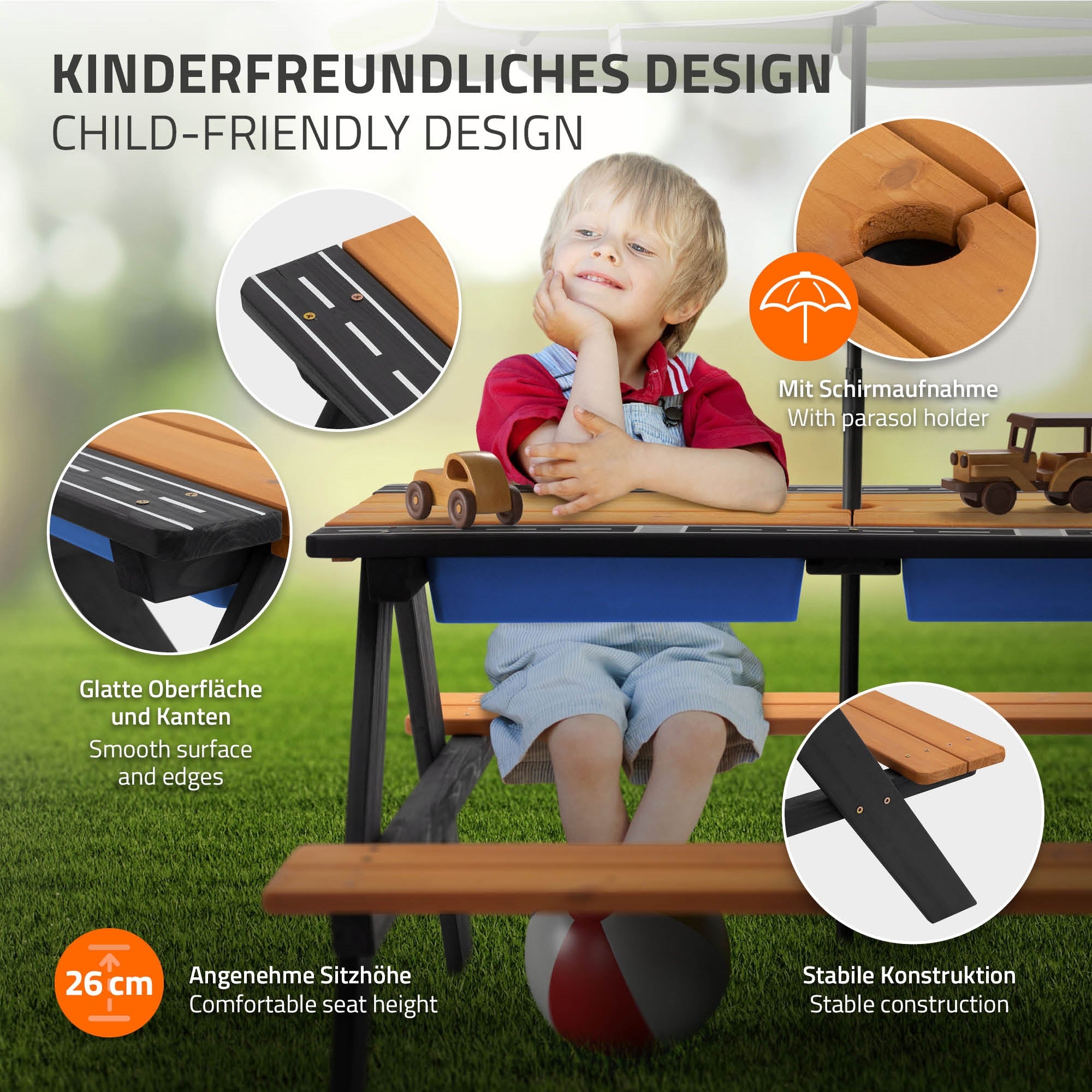 Kind sitzt an einem Tisch mit Holzoberfläche und Spielzeug, umgeben von einem Ball.