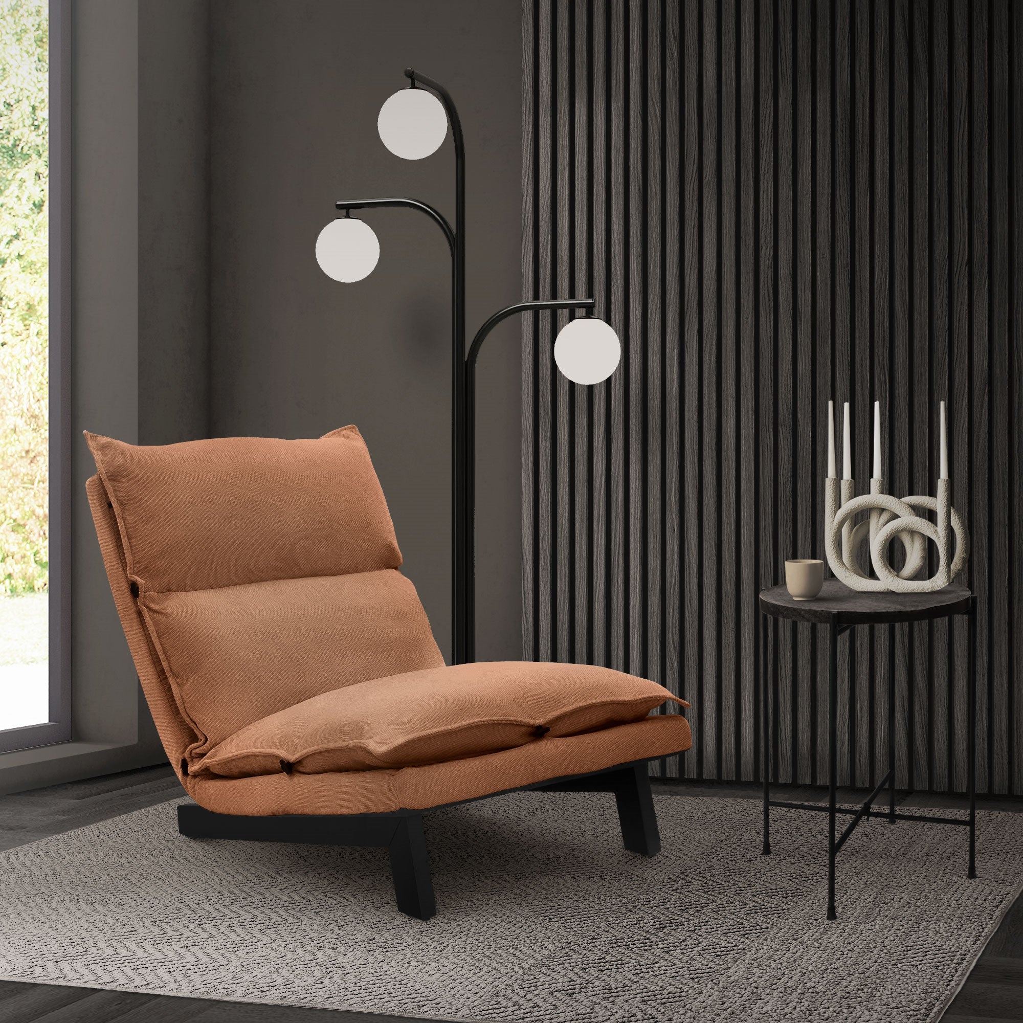 Beige stoel naast een vloerlamp en een tafel in een moderne kamer.