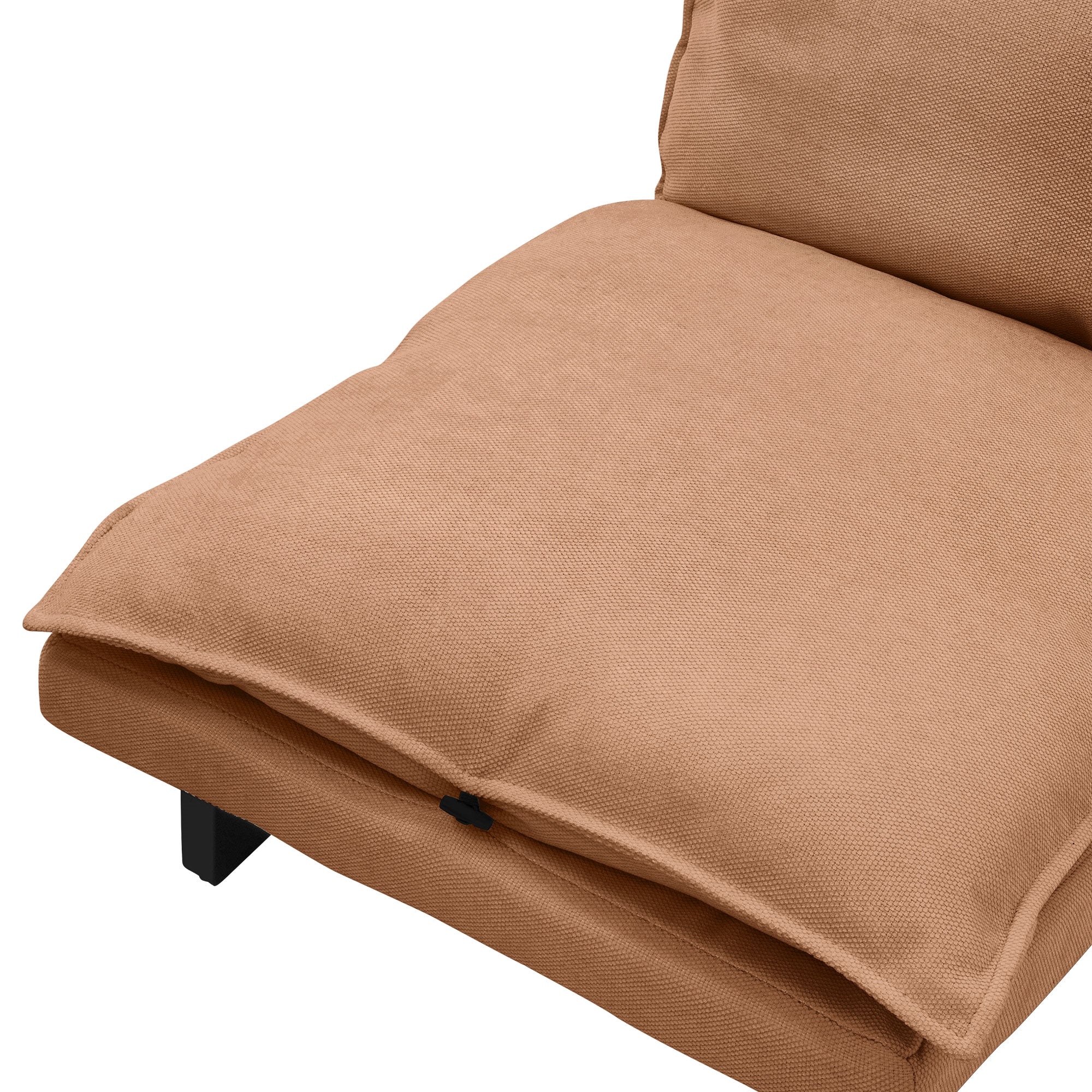 Beige bank met dik kussen op zwart frame.