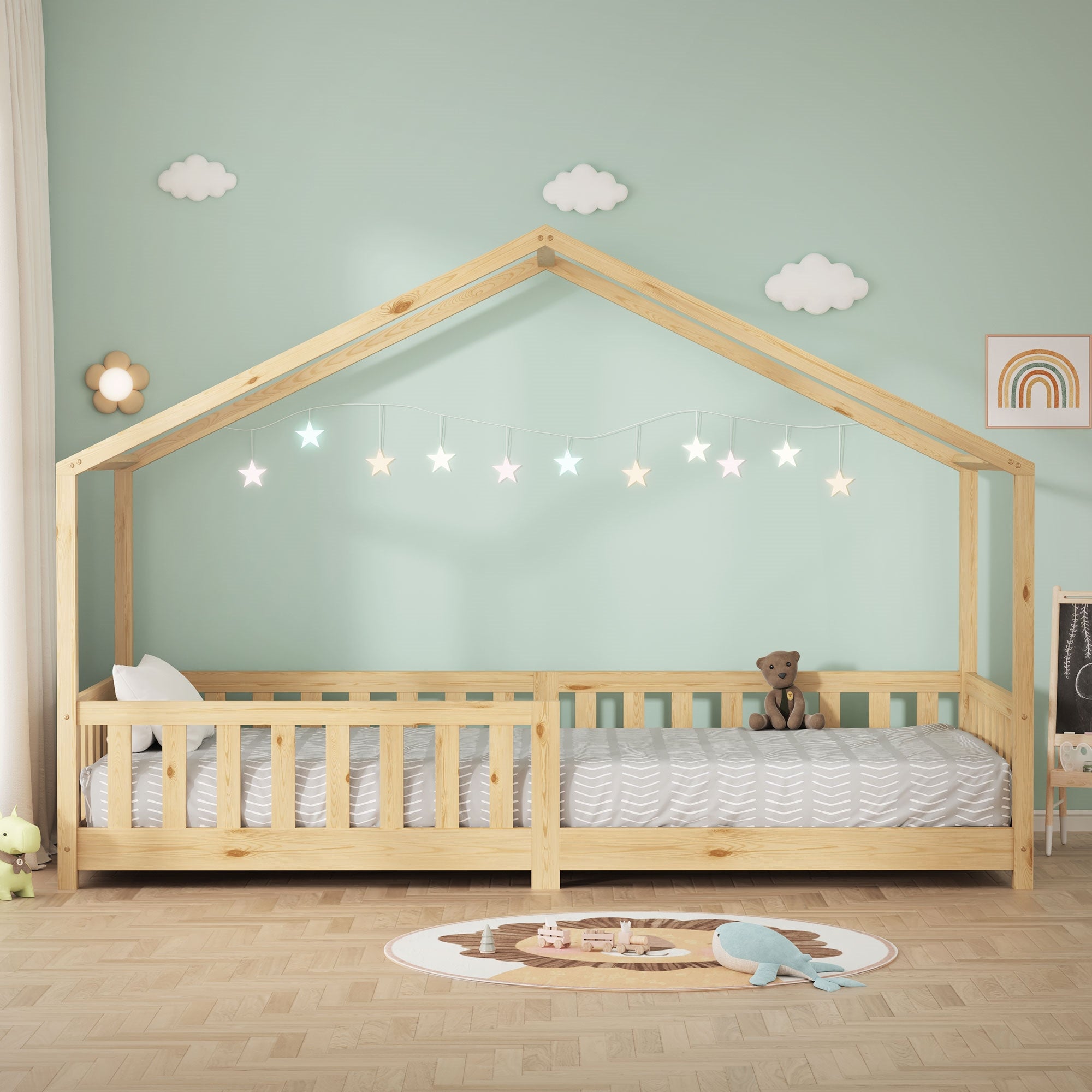 Letto in legno a forma di casetta con cuscini e coperta, decorato con luci.