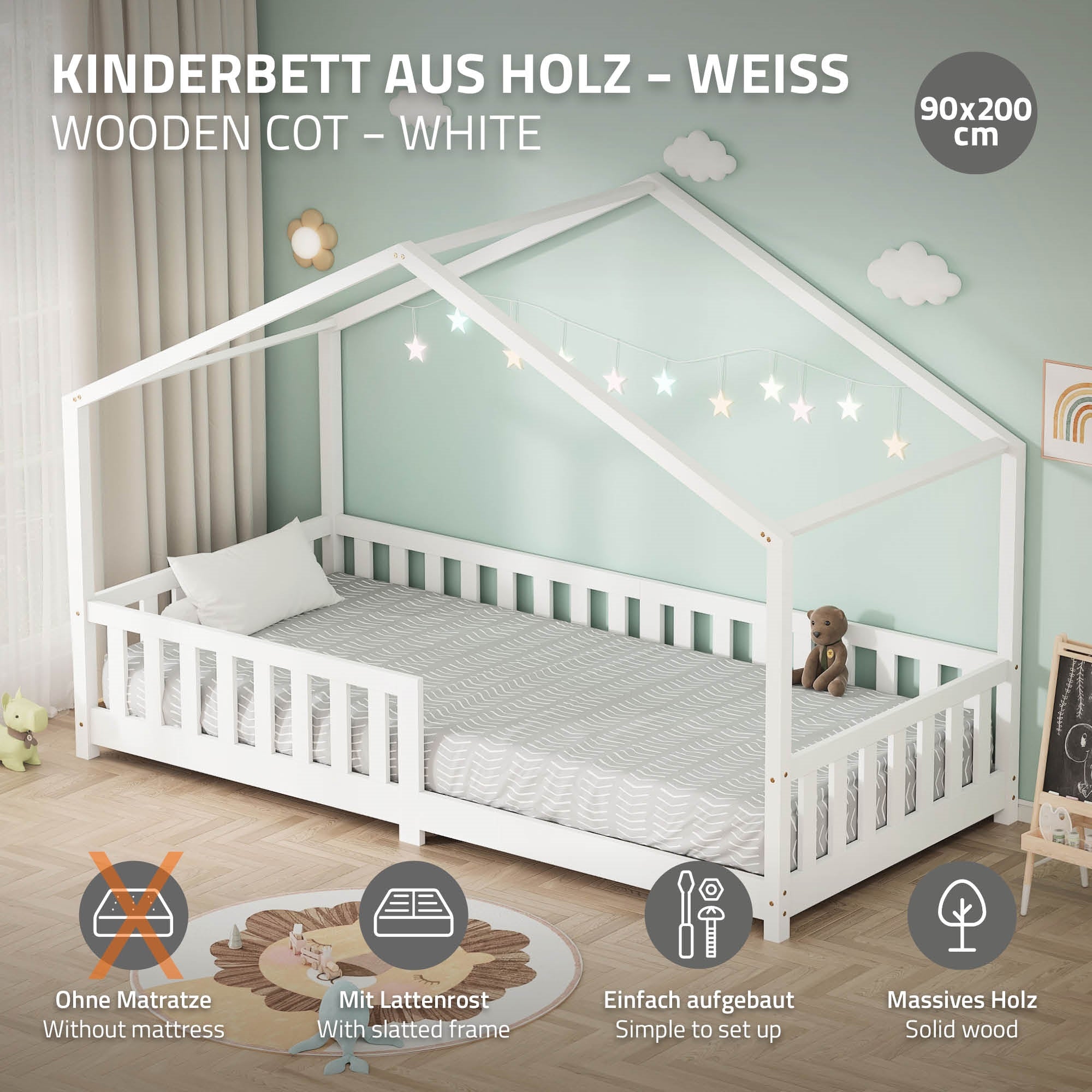Ein weißes Kinderbett aus Holz mit einem grauen Bettlaken.