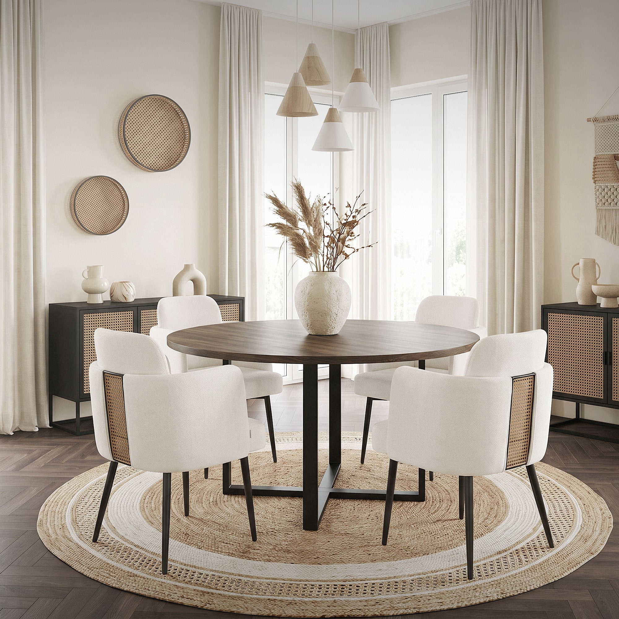 Une table à manger ronde avec six chaises blanches et un vase sur un tapis rond.
