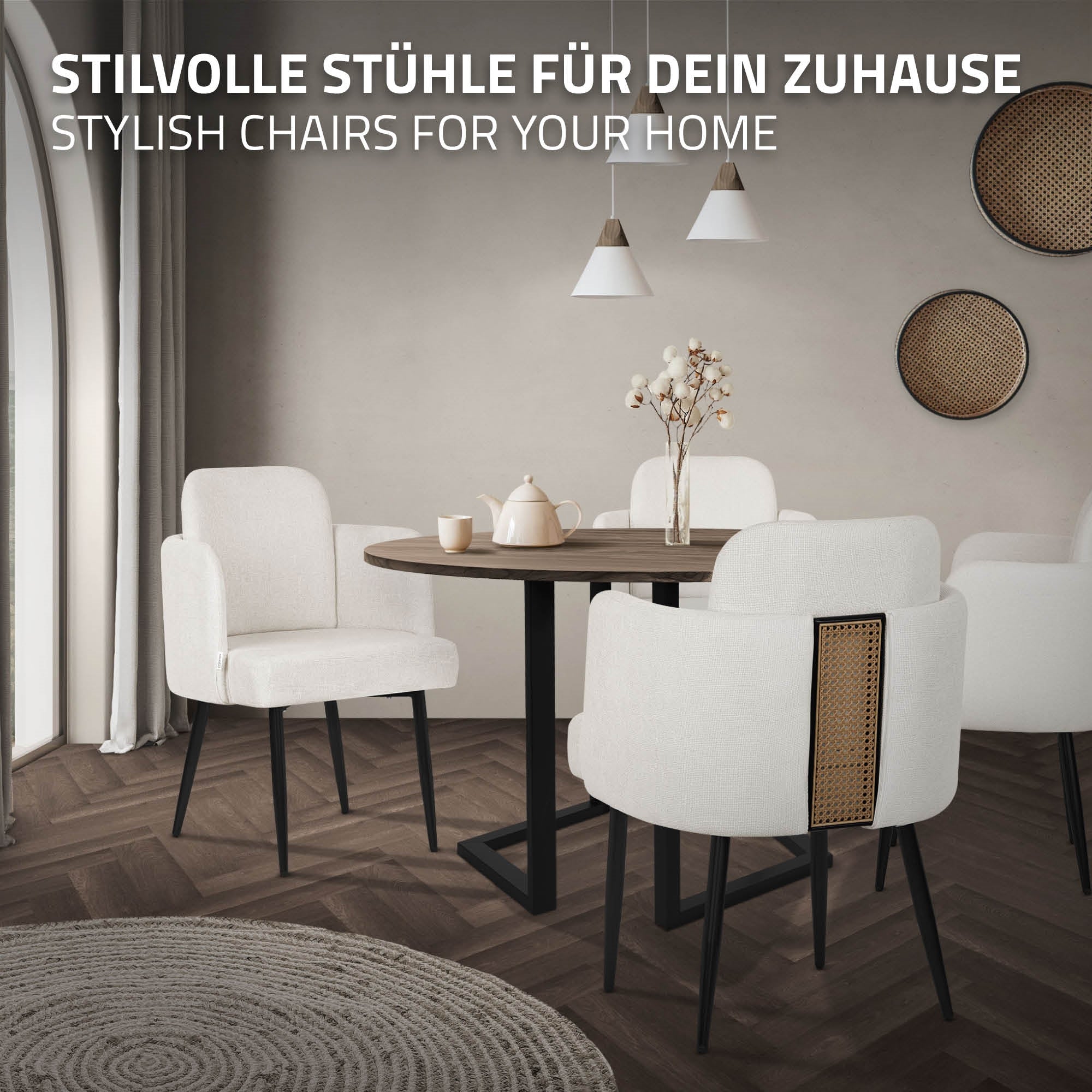 Espace repas avec des chaises blanches, une table ronde et des lampes décoratives.