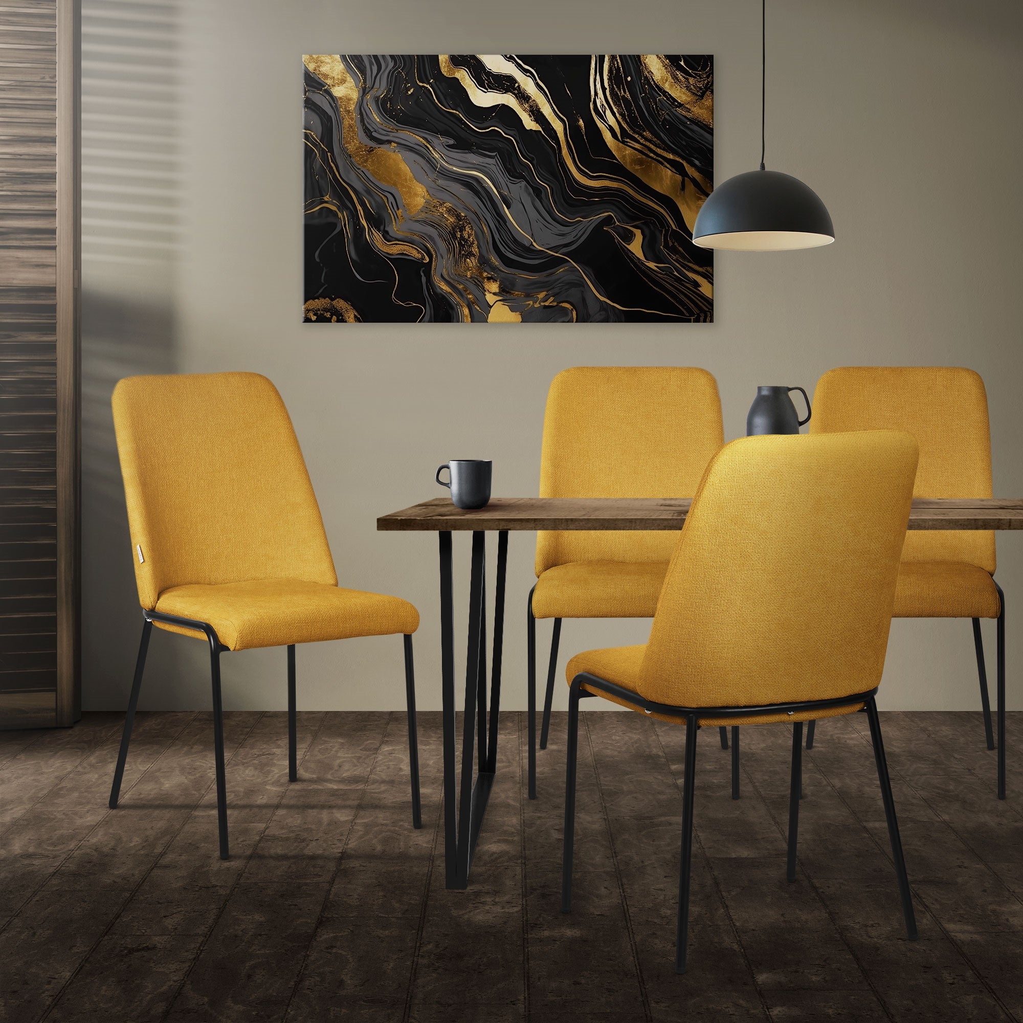 Essbereich mit gelben Stühlen, Tisch und einem Gemälde an der Wand.
