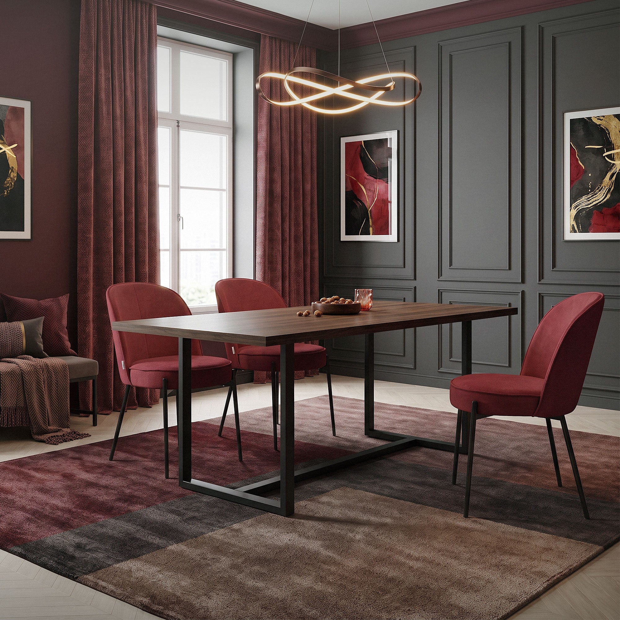 Esszimmer mit roten Stühlen und einem großen Tisch.