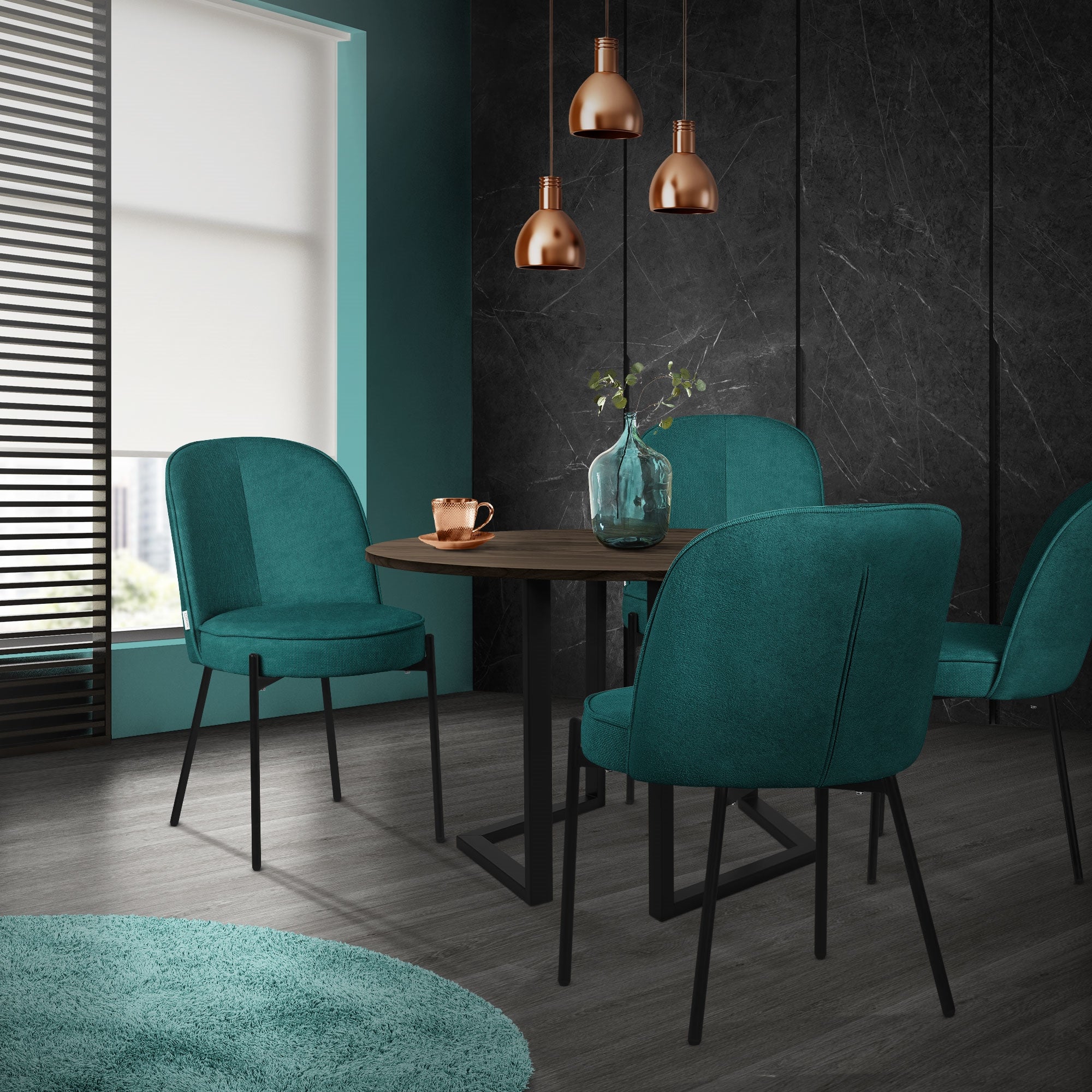 Esszimmer mit vier grünen Stühlen um einen runden Tisch.
