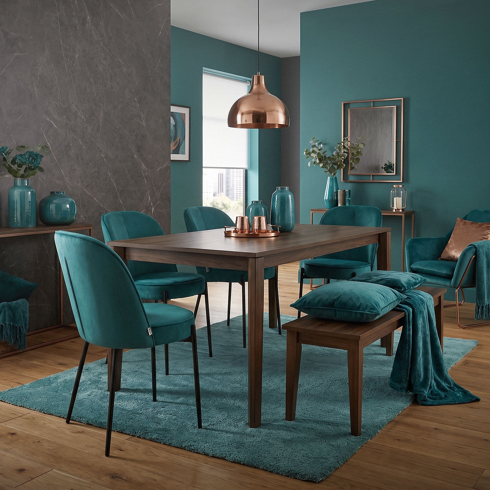 Esszimmer mit grünen Stühlen, Holztisch und Kupferpendelleuchte.