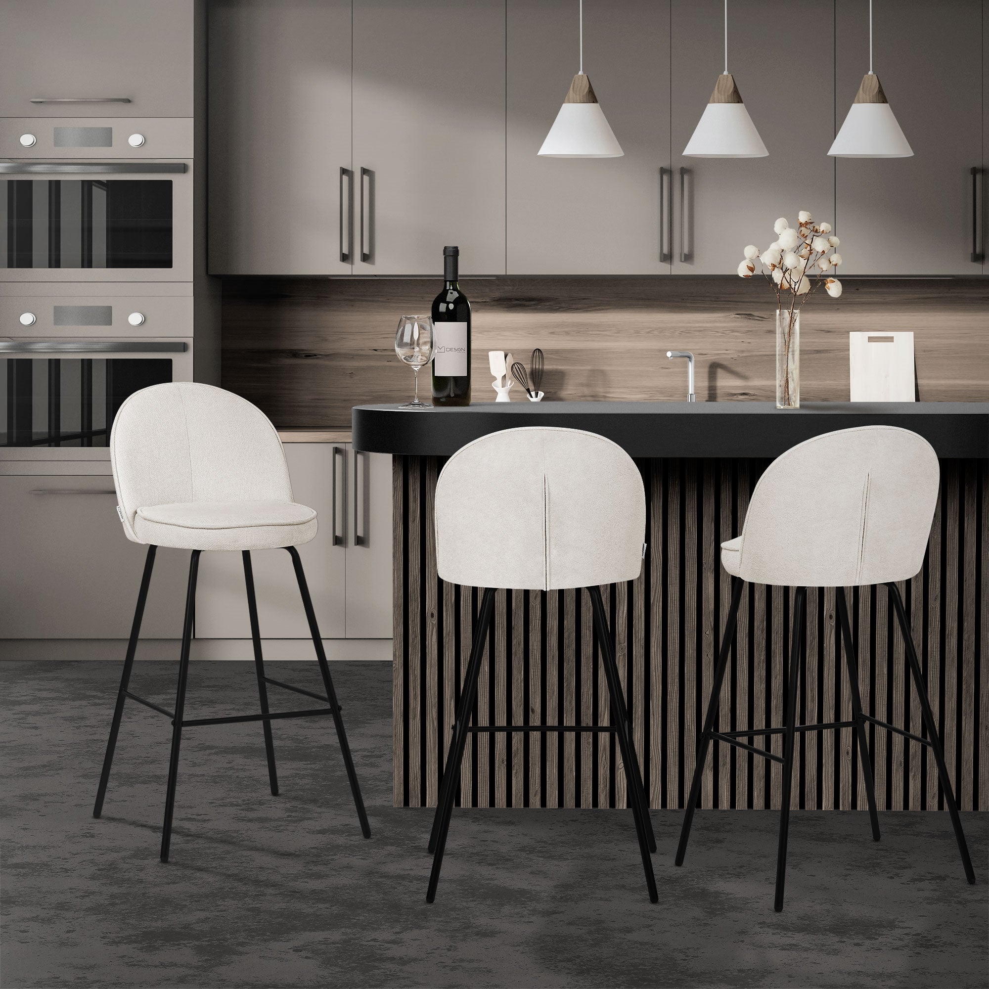 Kuchyně se třemi vysokými židlemi, láhví vína a moderními lampami.